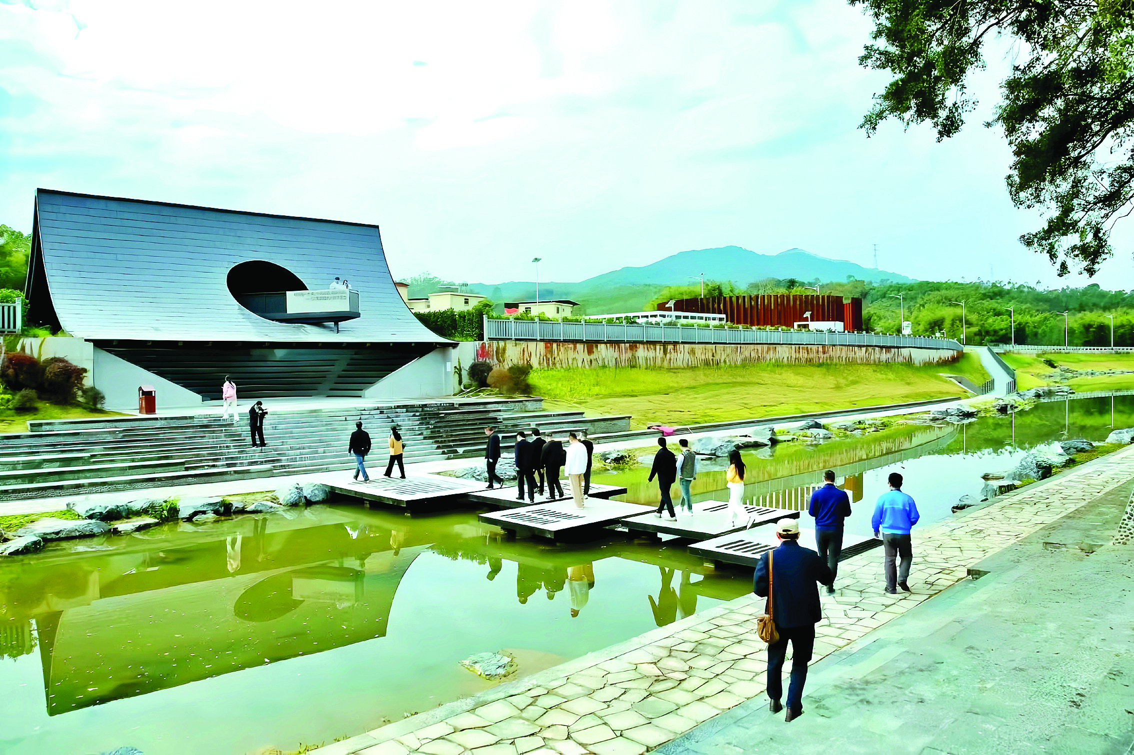     元旦期间，麻榨镇中心村千年古榕驿站游人络绎不绝。惠州日报记者黄宇翔 摄