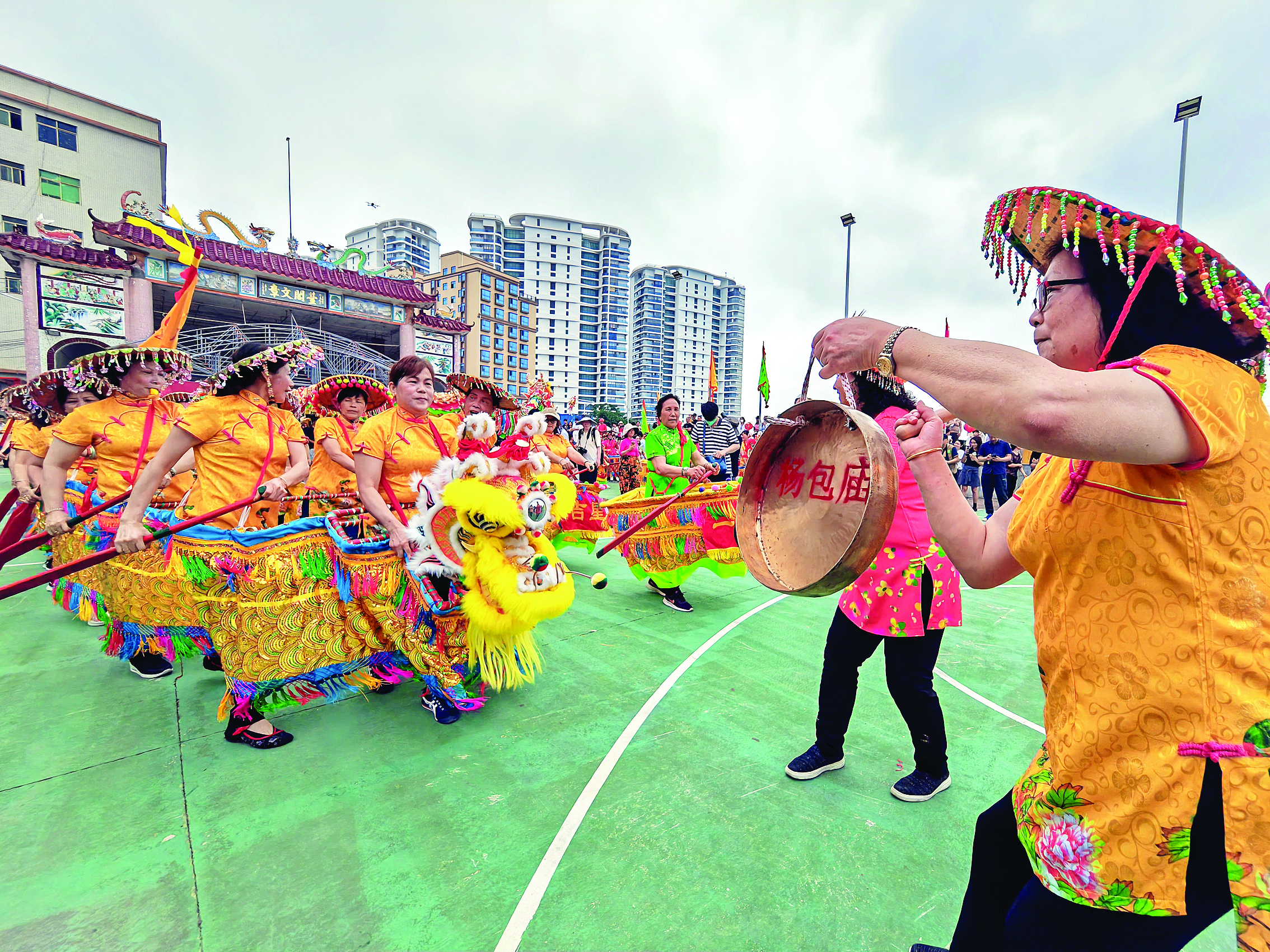 <p>    大亚湾杨包庙会。惠州日报记者匡湘鄂 摄</p>