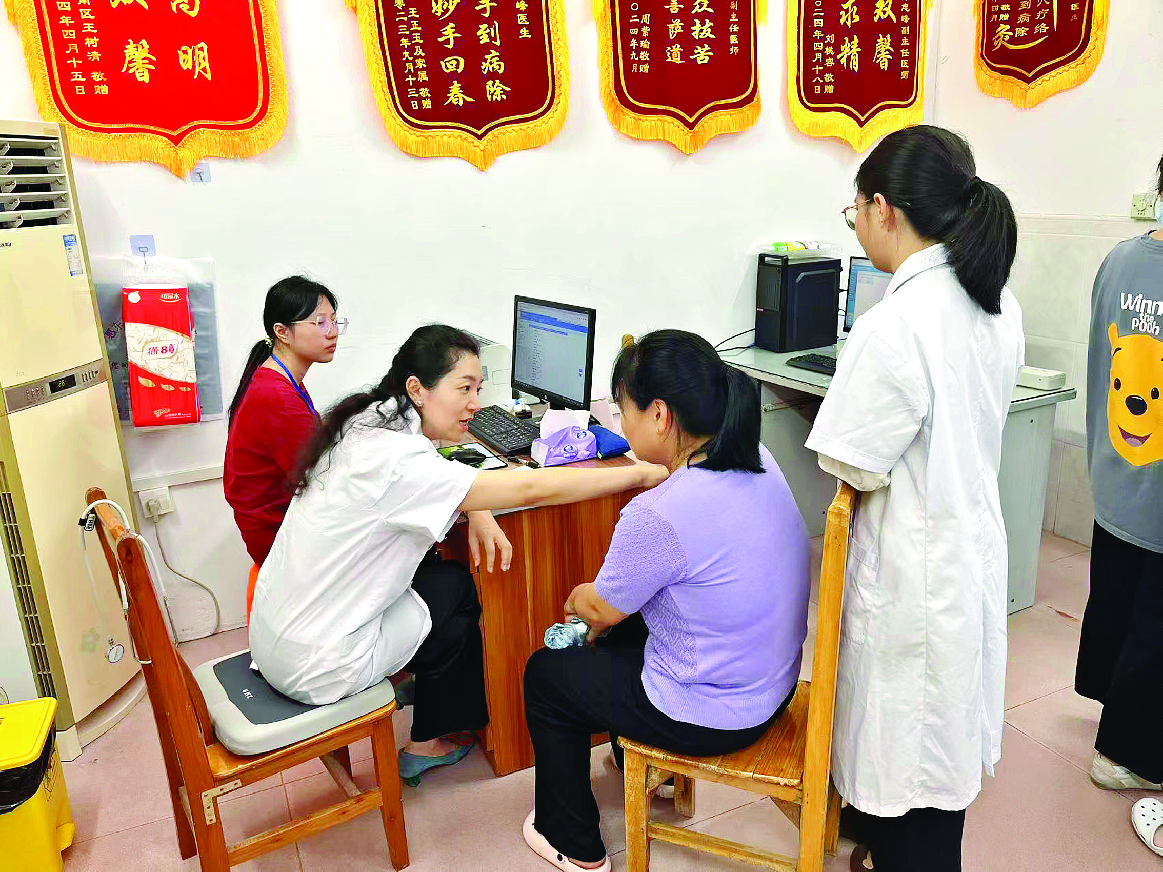 <p>    惠州市中医医院专家下基层给老百姓诊疗。本版图片 惠州东江图片社供图</p>