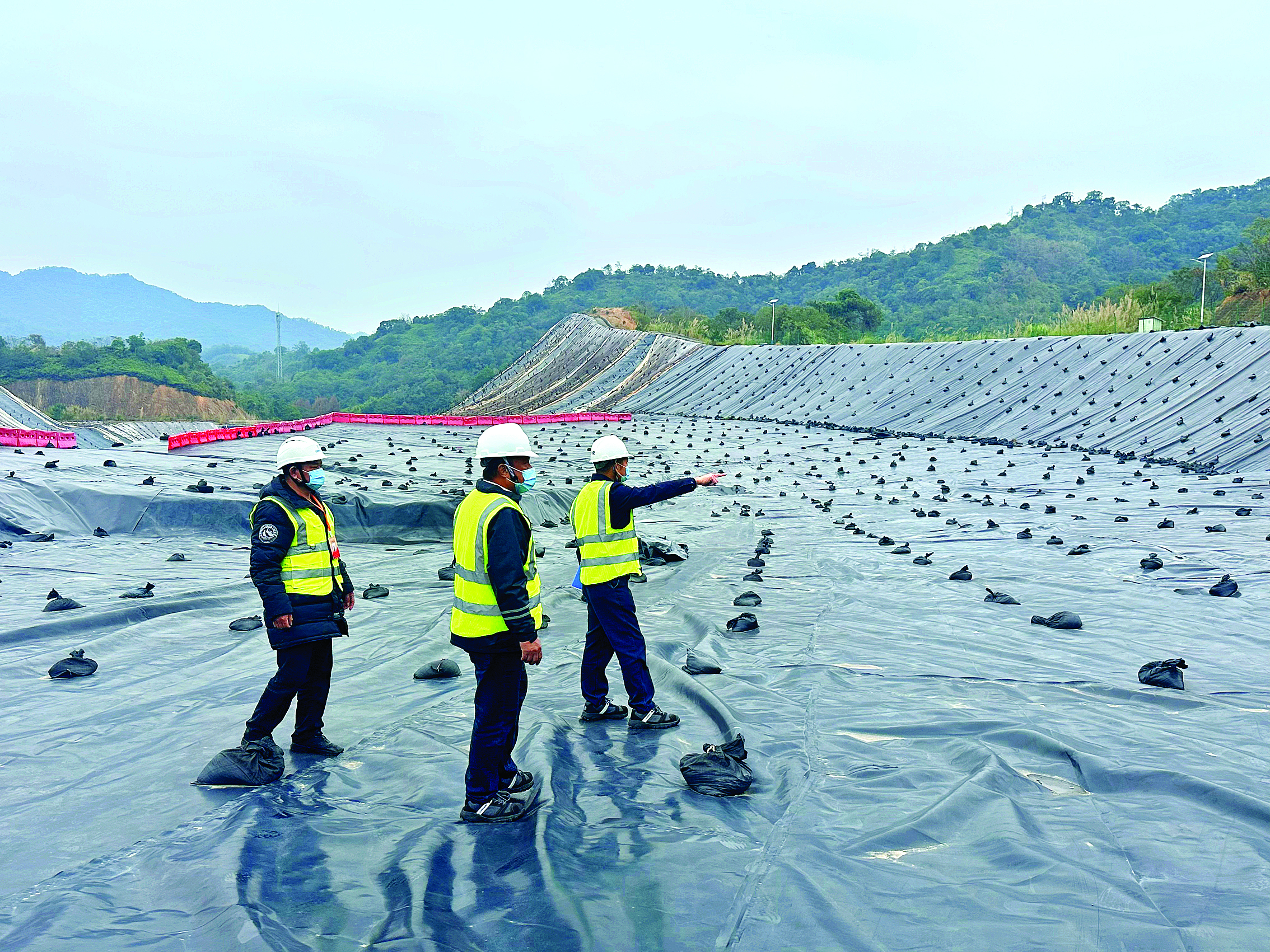     监管组仔细检查飞灰填埋场。