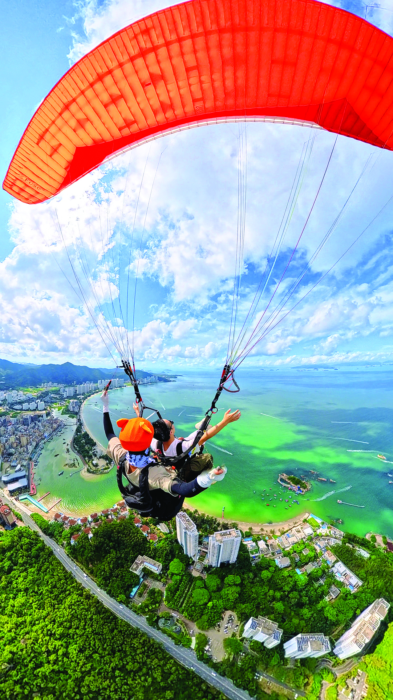     游客在巽寮湾体验滑翔伞，感受“空中漫步”的乐趣。惠州市长弘户外运动有限公司供图