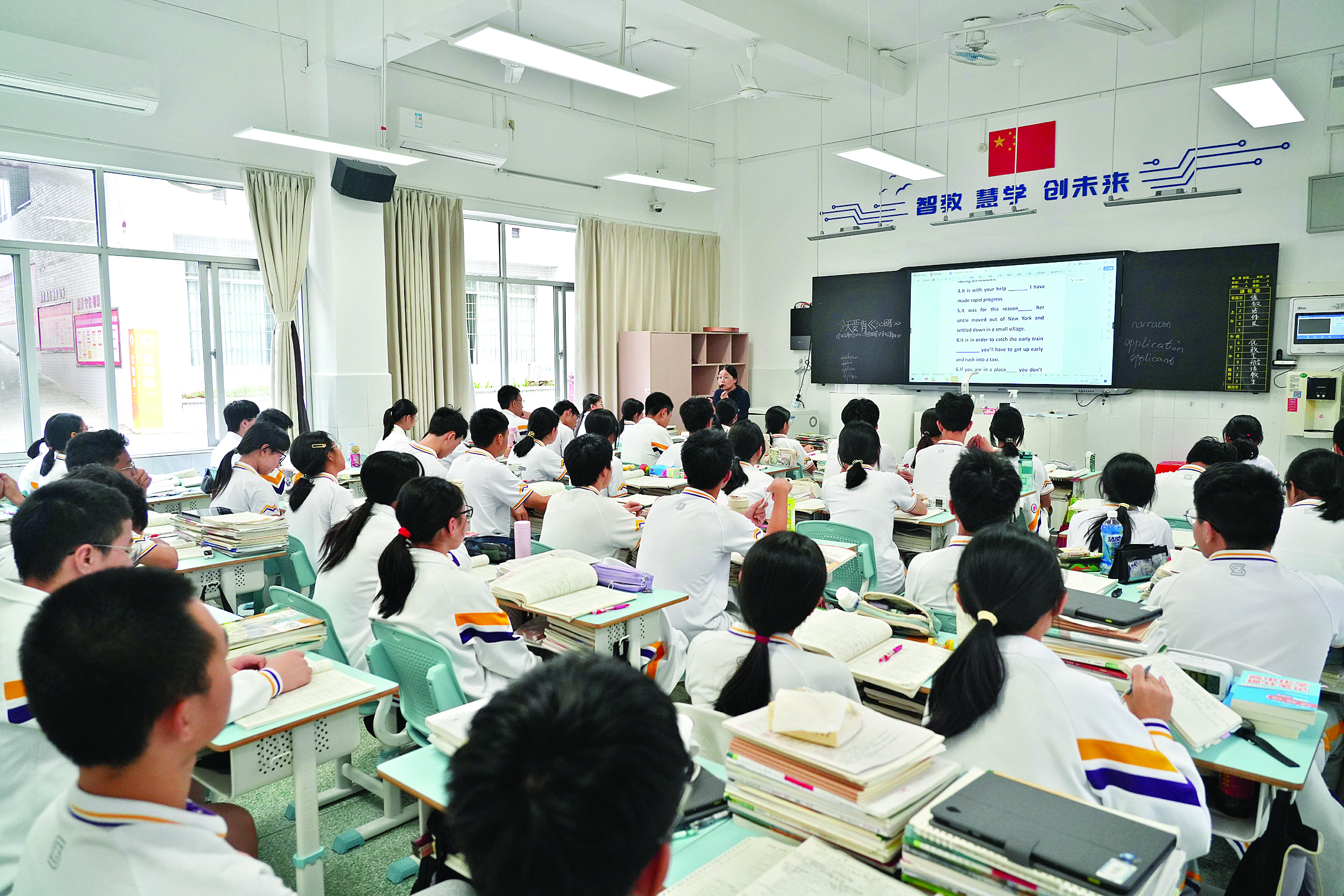 <p>    市实验中学教室设施配置齐全。</p>