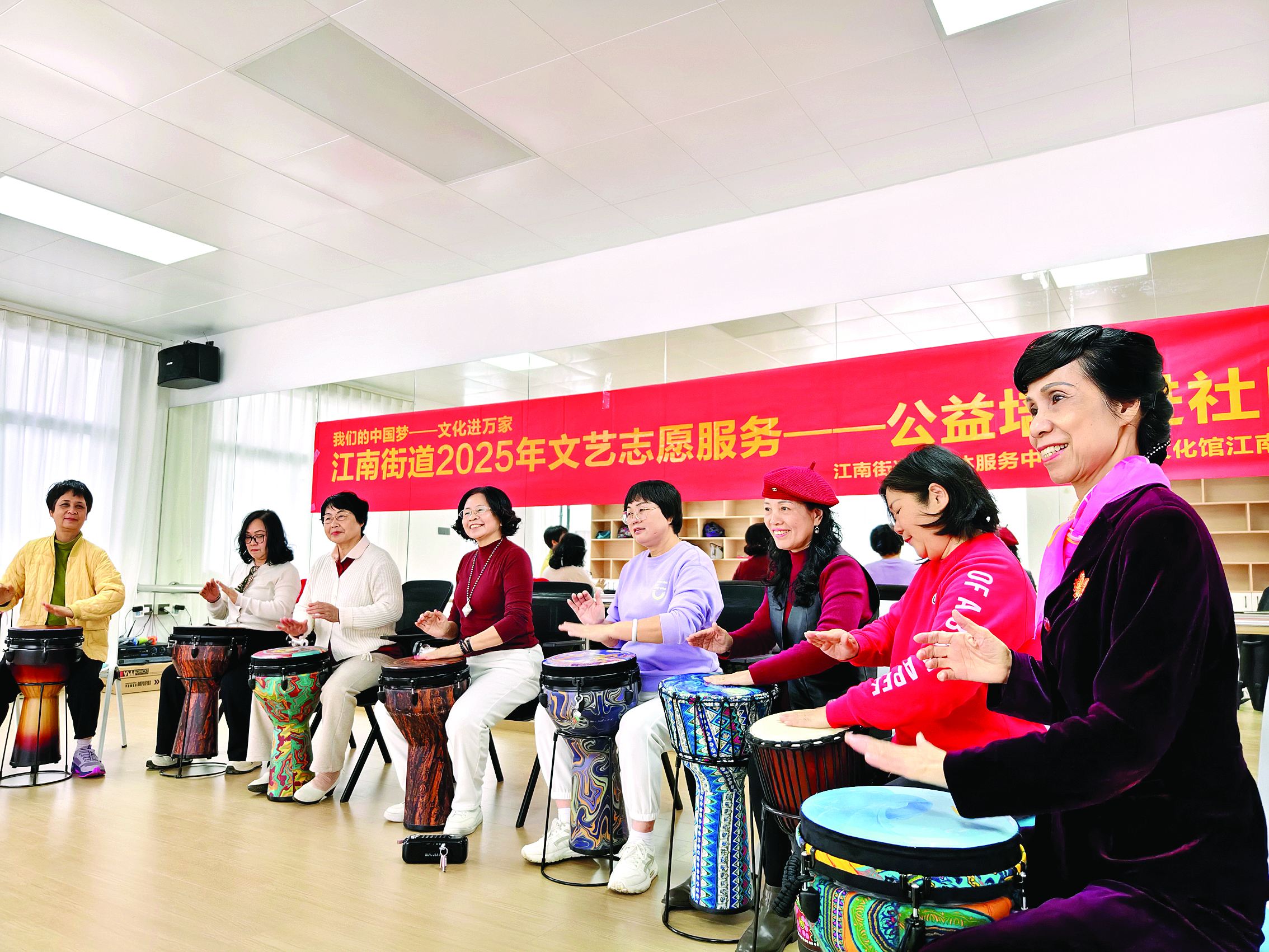 <p>    居民在惠城区江南街道祝屋巷社区参加公益培训。</p>