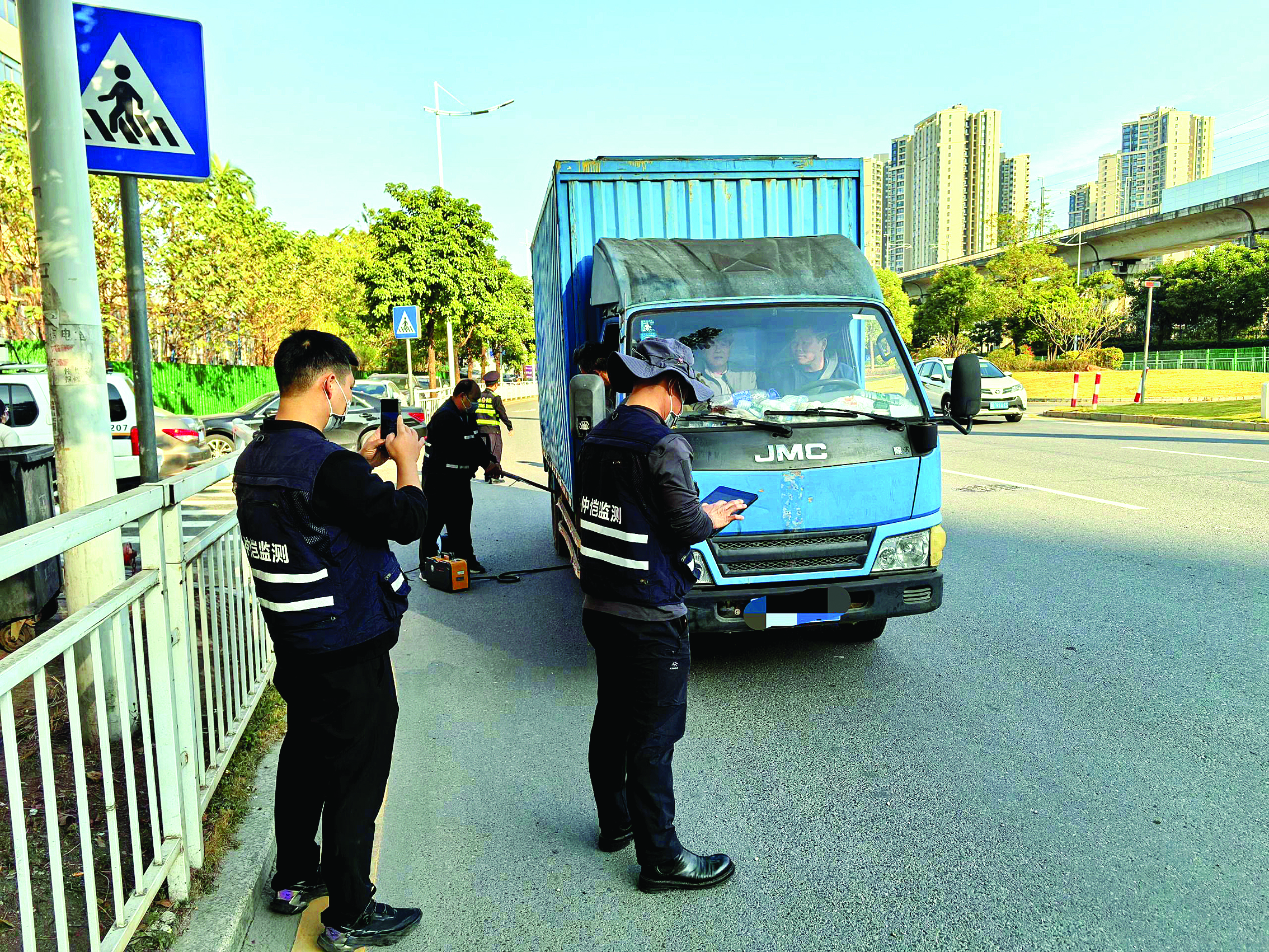     惠州市生态环境局会同公安交管部门开展机动车路检路查工作。