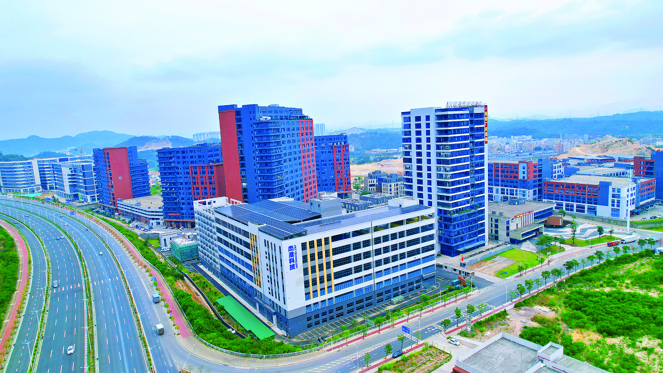     惠阳（新圩）智能制造产业园梅龙湖智能制造新城吸引了不少深圳企业落户，成为惠阳加快融深融湾脚步、对接深圳都市圈的重要平台。    惠阳区委宣传部供图