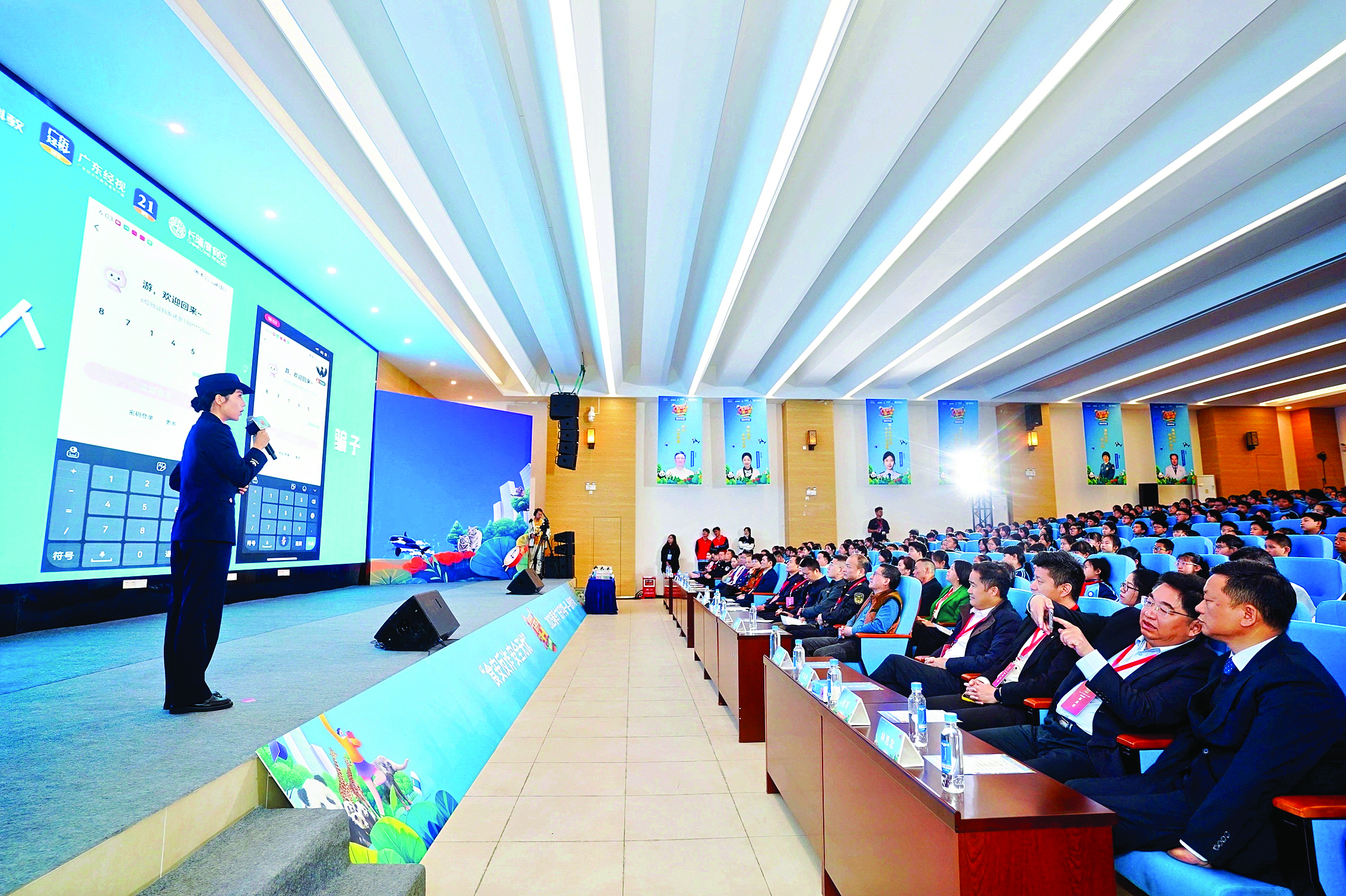     市公安局刑侦支队新型犯罪侦查大队民警为企业开展反诈宣传。