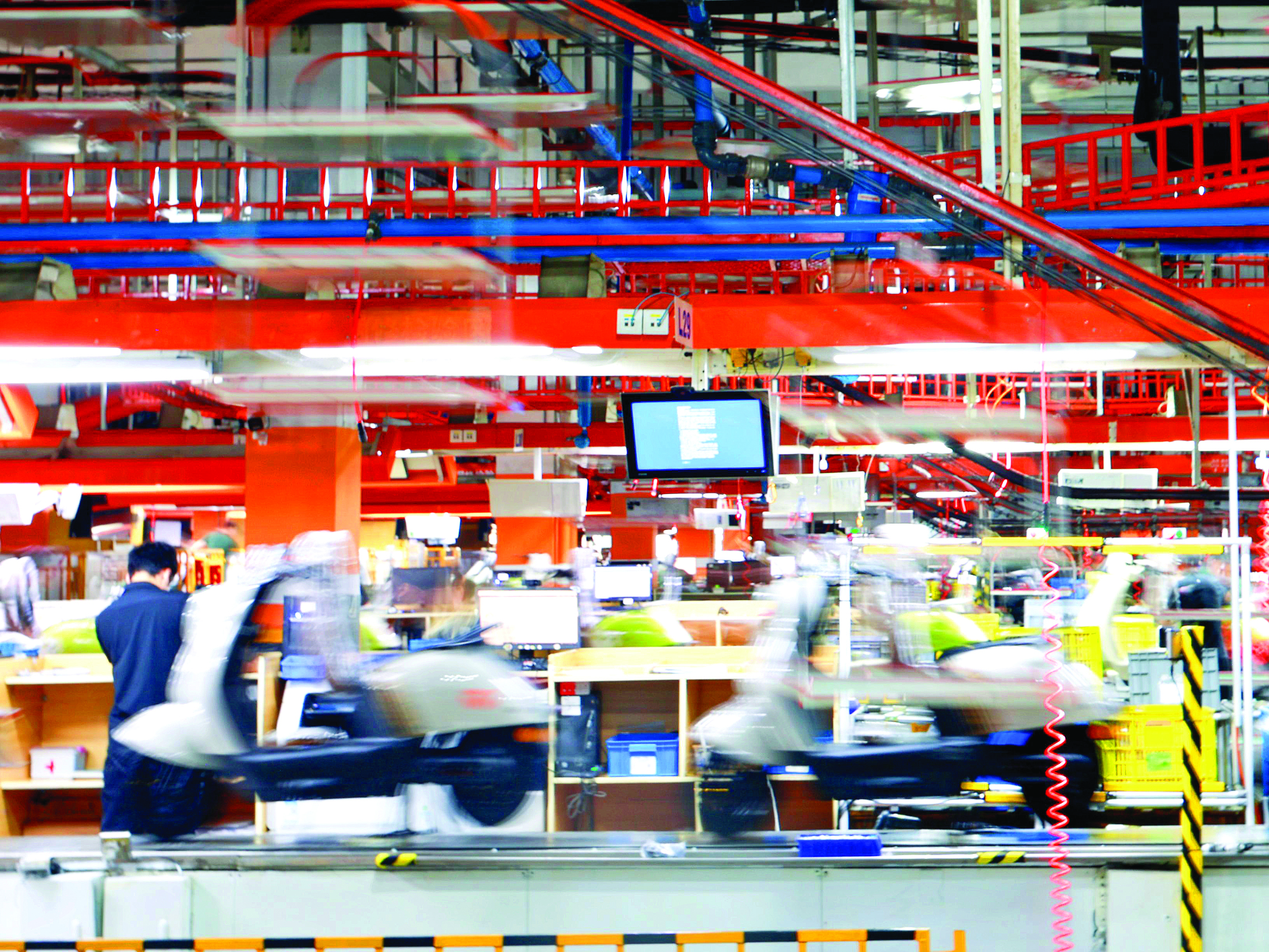     江苏无锡锡山区电动车产业园内的雅迪科技集团电动车生产线。新华社发