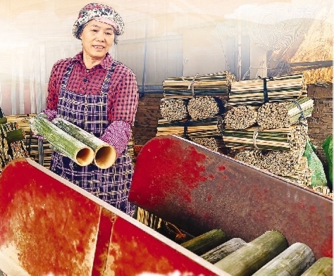 <p>    工人搬运切割好的竹子准备下一道工序。</p>