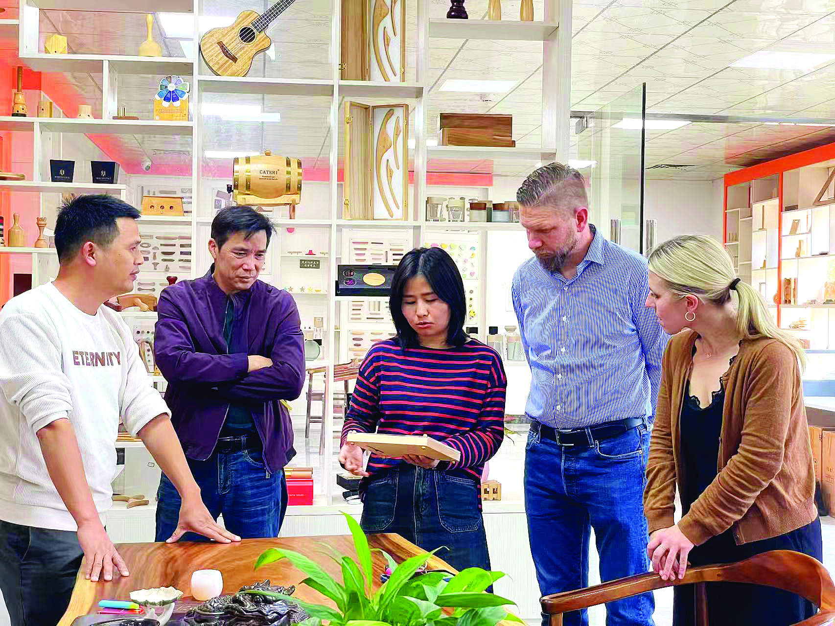 <p>    国外采购商走进龙门县鲁班竹木制品有限公司讨论产品设计事宜。</p>