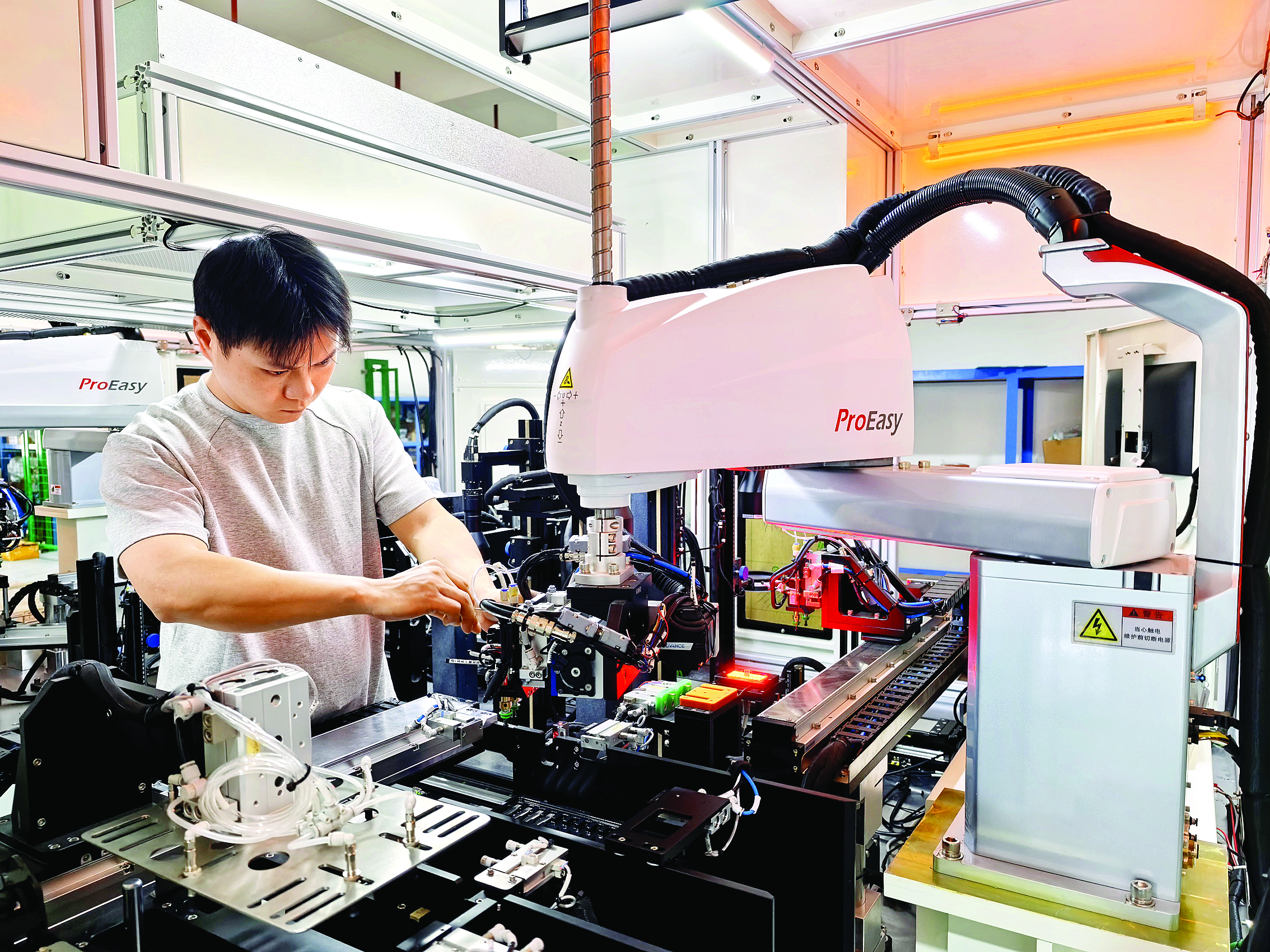     多科达工程师在调试设备。