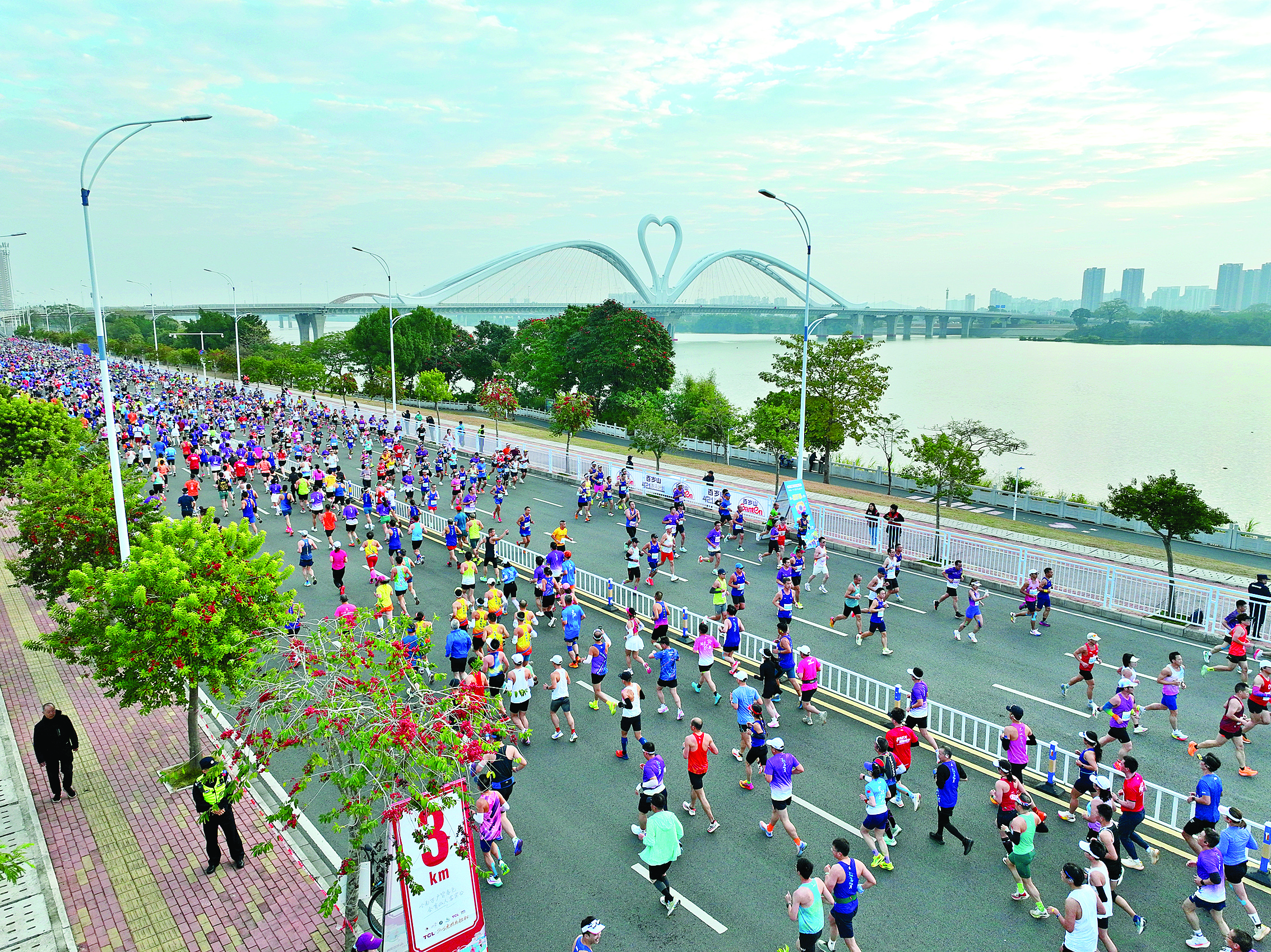     2025年12月28日，13000名跑者在2025惠州马拉松赛事中用脚步丈量惠州这座千年名城的脉络。 惠州日报记者王尉轩 摄