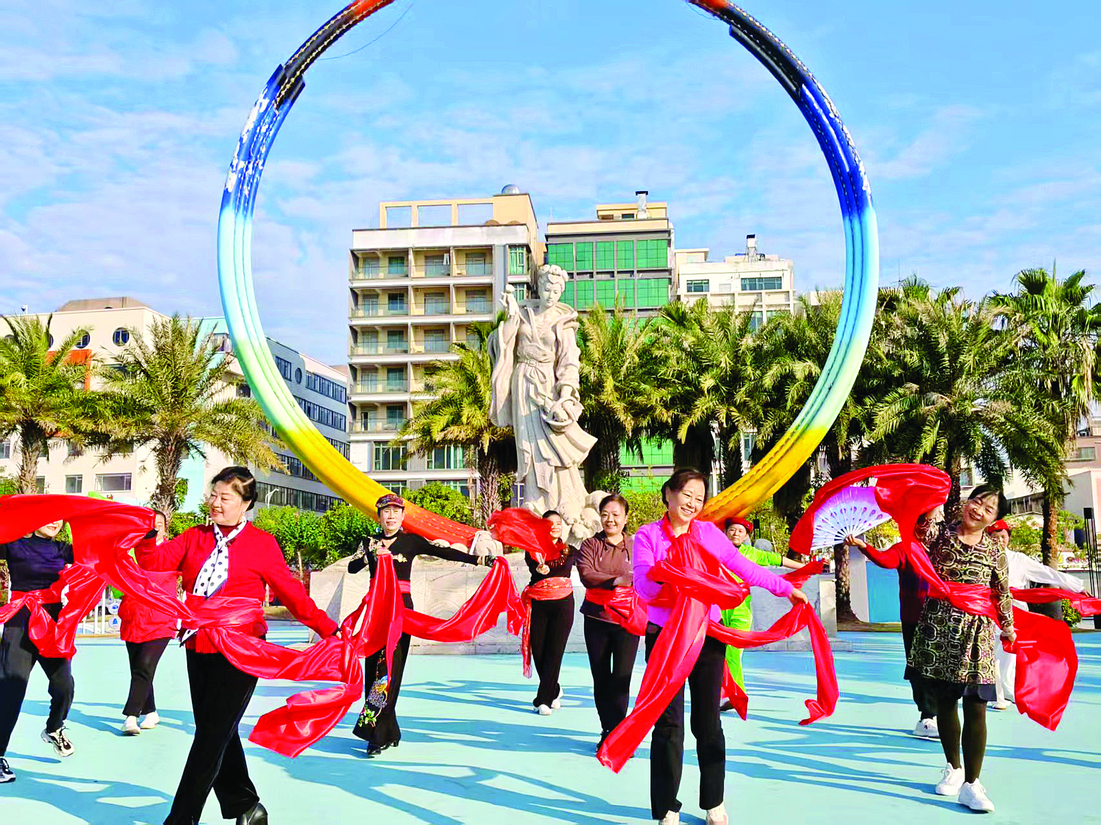     刘长珍（中）带领姐妹们在霞涌海韵广场扭秧歌。