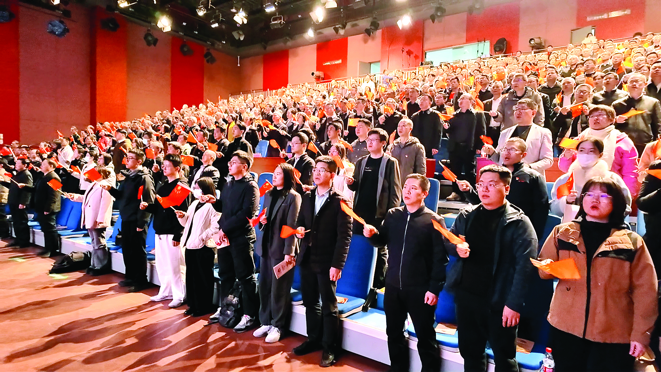     公开课现场，全场观众合唱《歌唱祖国》。惠州日报记者钟畅新 摄