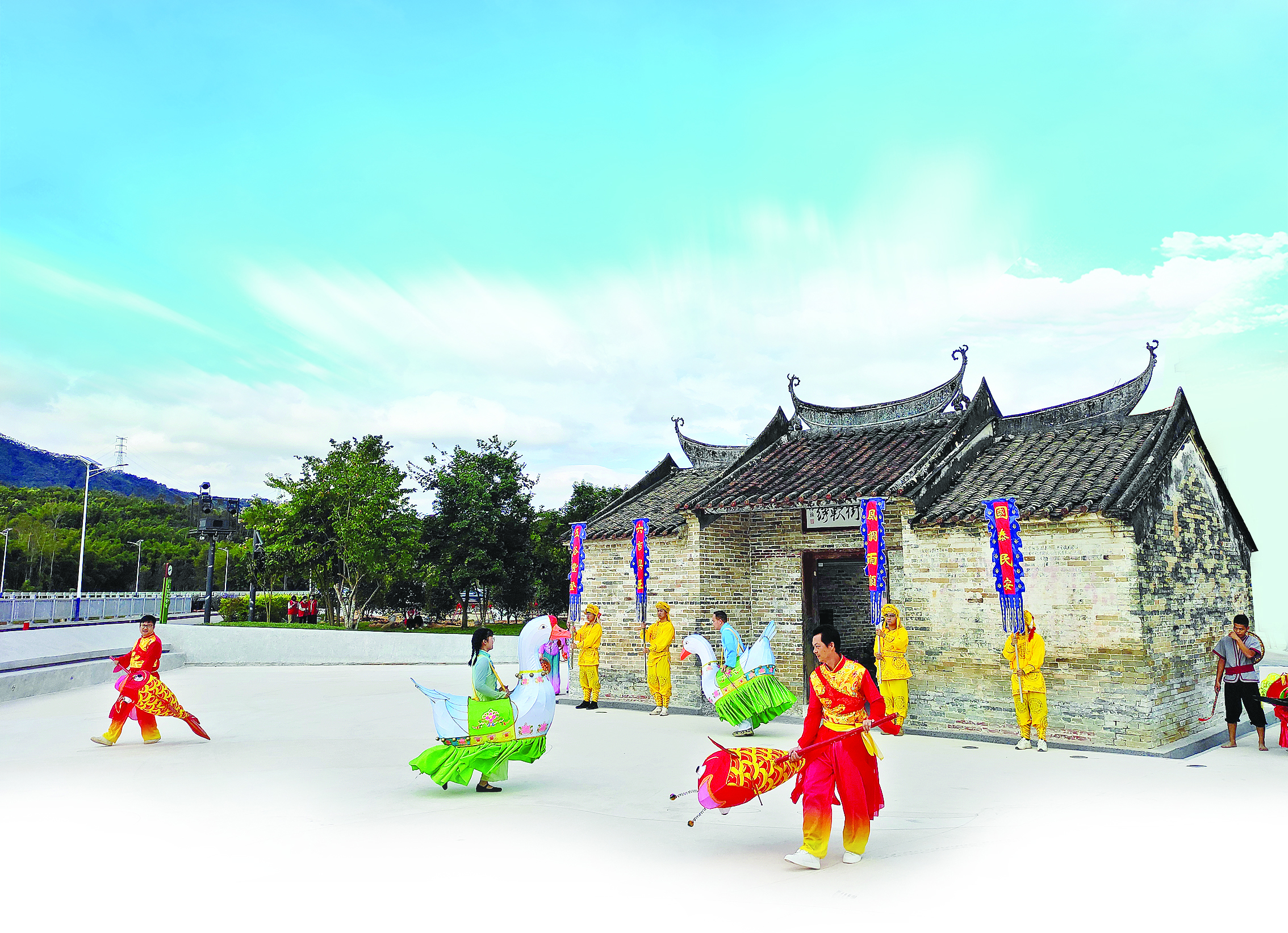     禾斜新围门楼前的民俗活动。  侯县军 摄