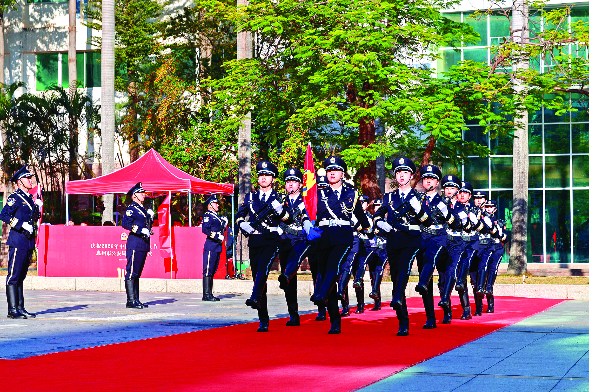     警旗护卫队员迈着铿锵有力的步伐，护卫中国人民警察警旗行进就位。