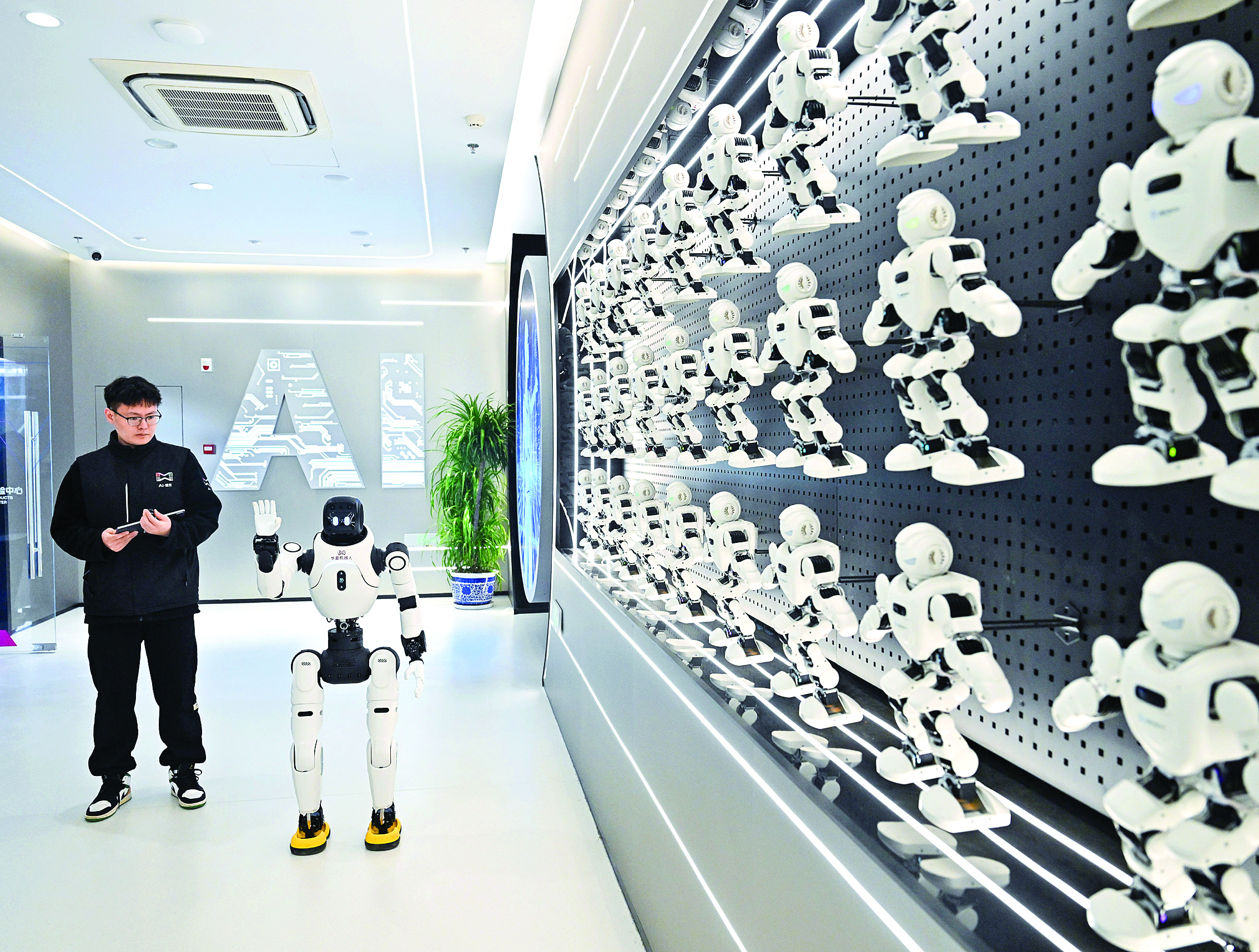     2025年12月4日，在南京人工智能生态街区的“AI·模坊”南京智能体集散中心，一款机器人在打招呼。新华社发