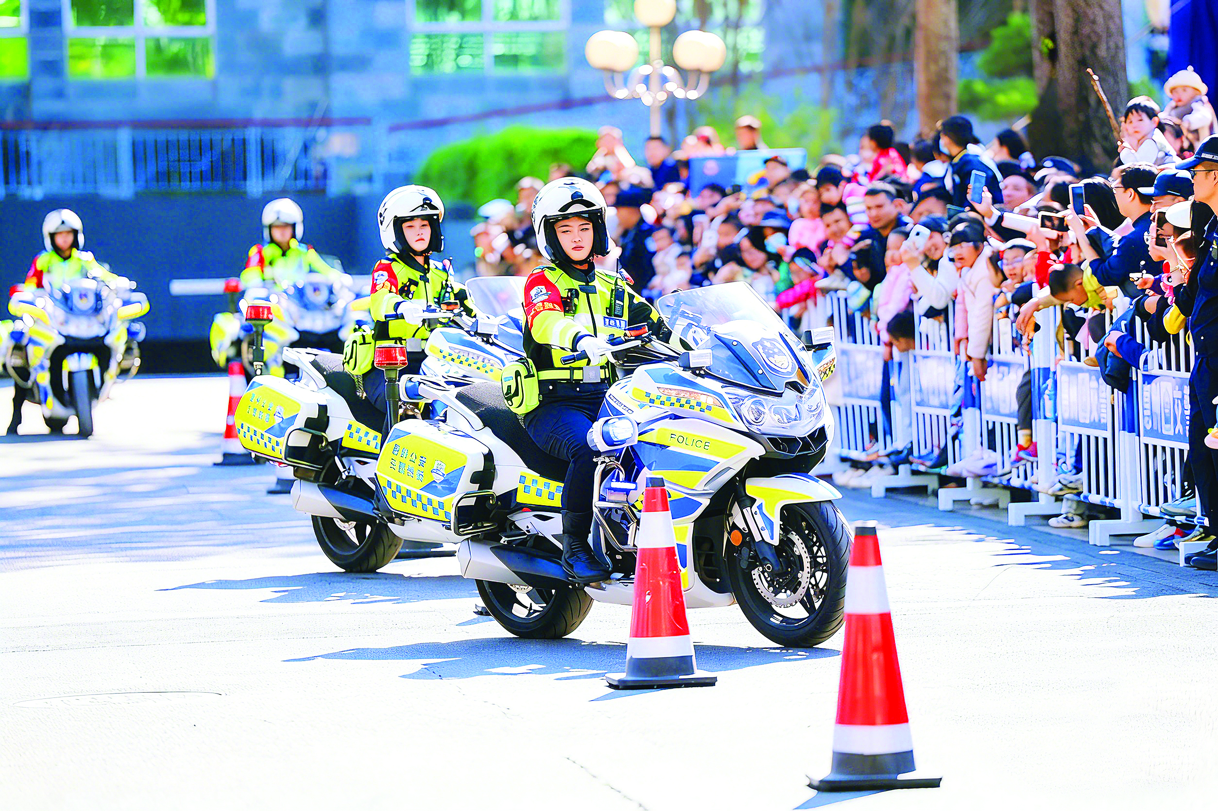     交警铁骑绕桩表演。