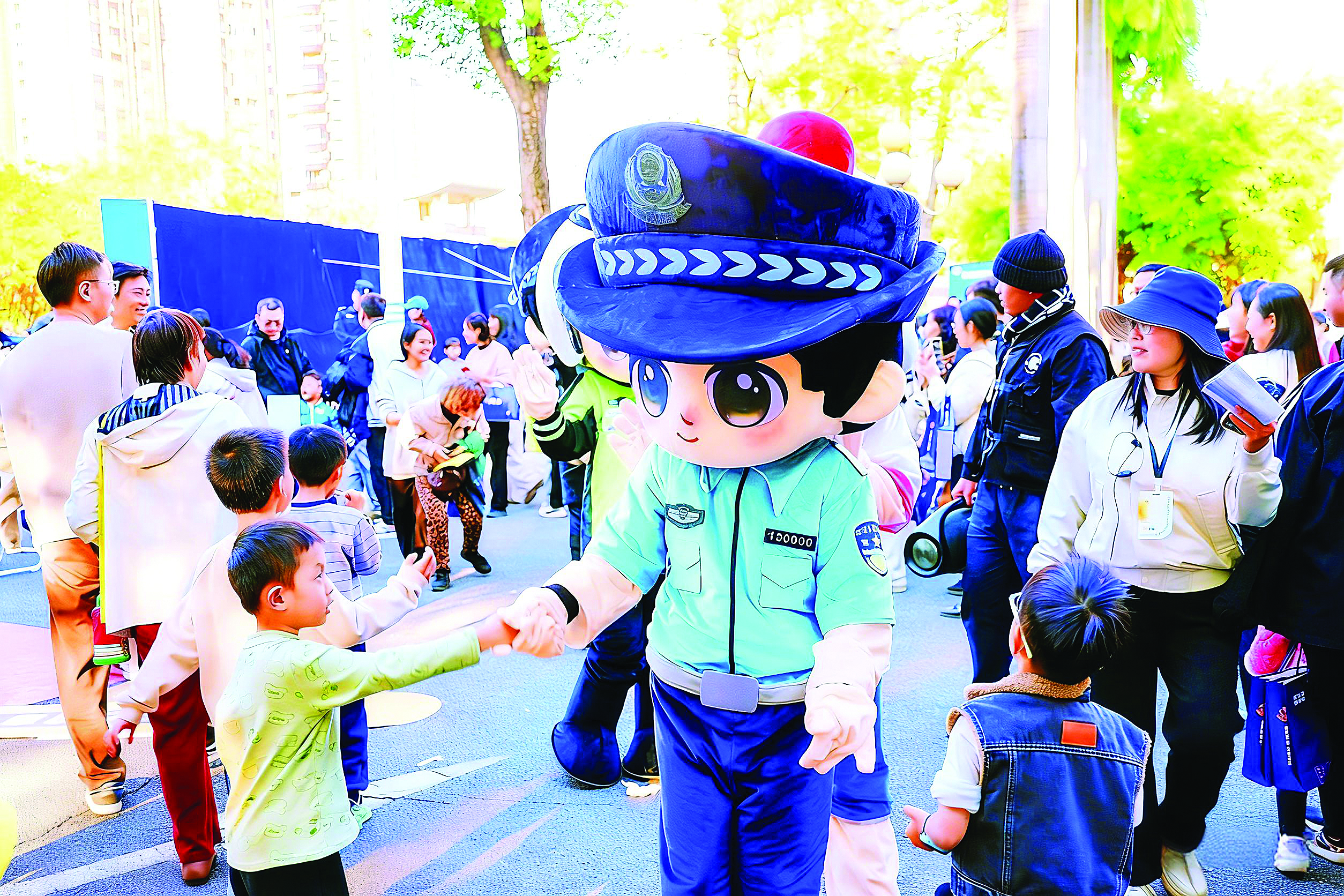     “萌警”与市民互动。