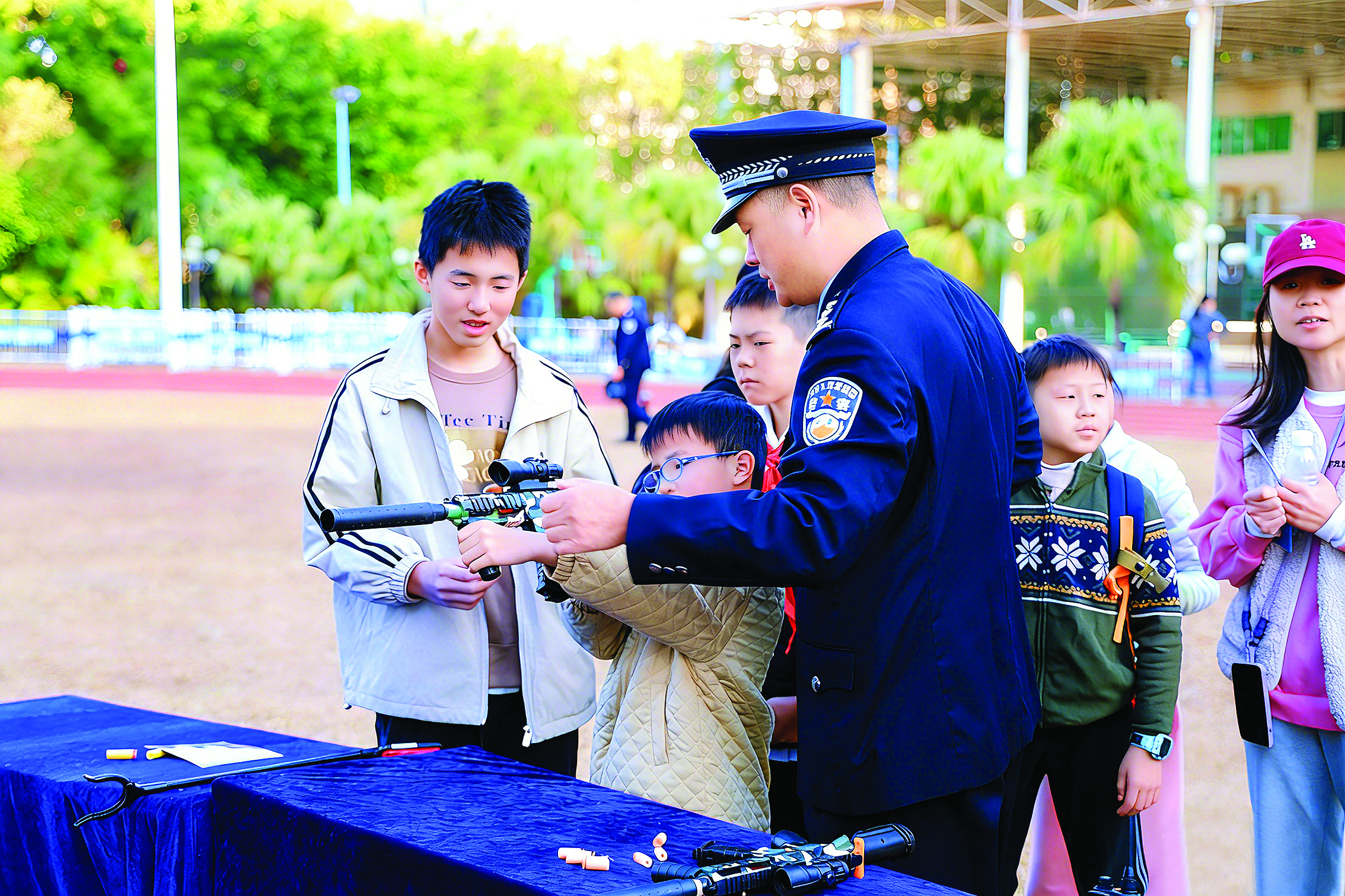     “我是小警察”互动区内，孩子们体验模拟射击。