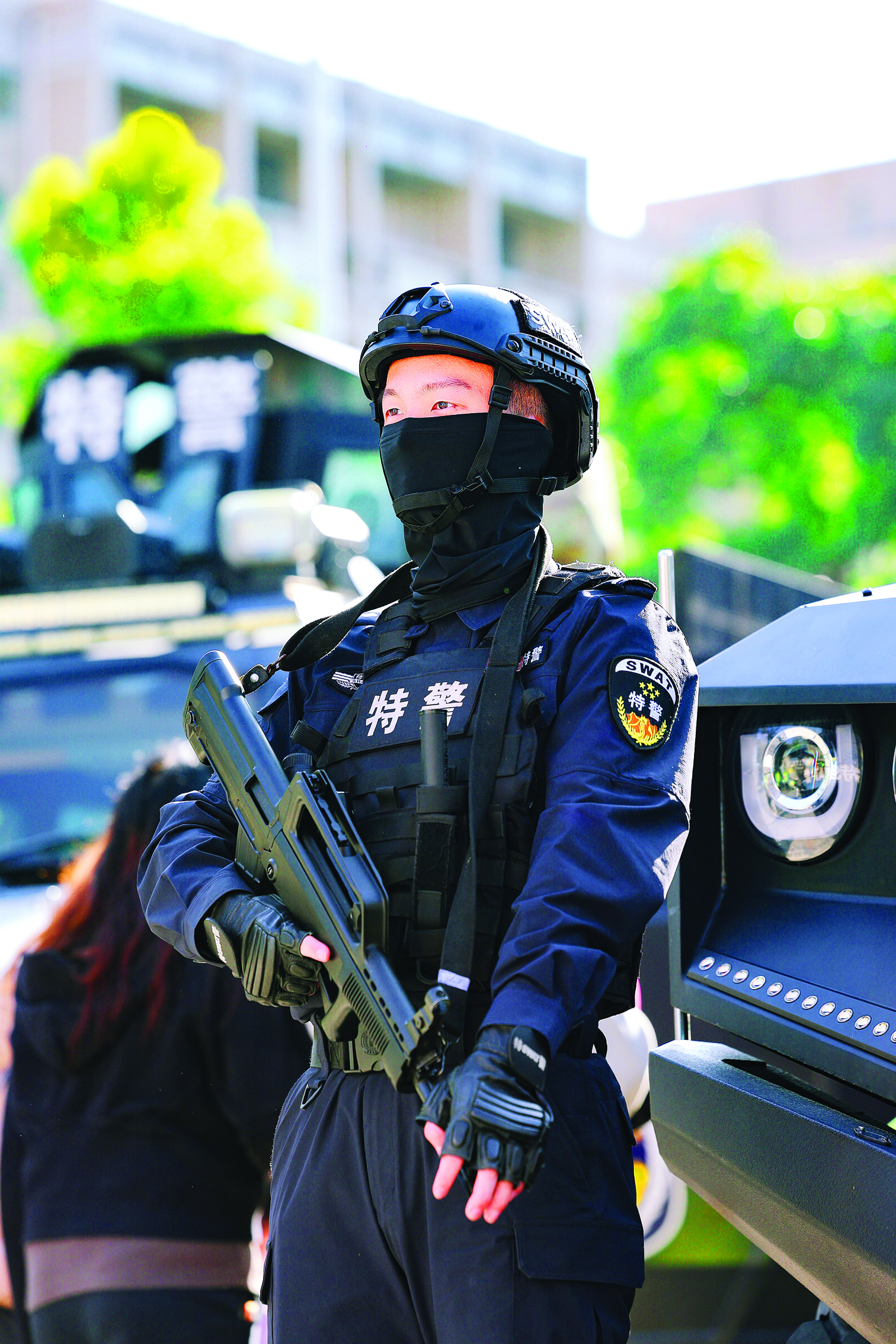     巡特警互动区内，特警队员全副武装展示。