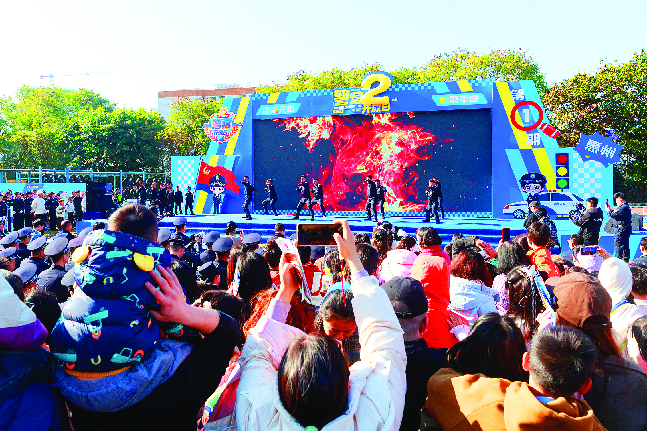     启动仪式上，特警展示拳术。