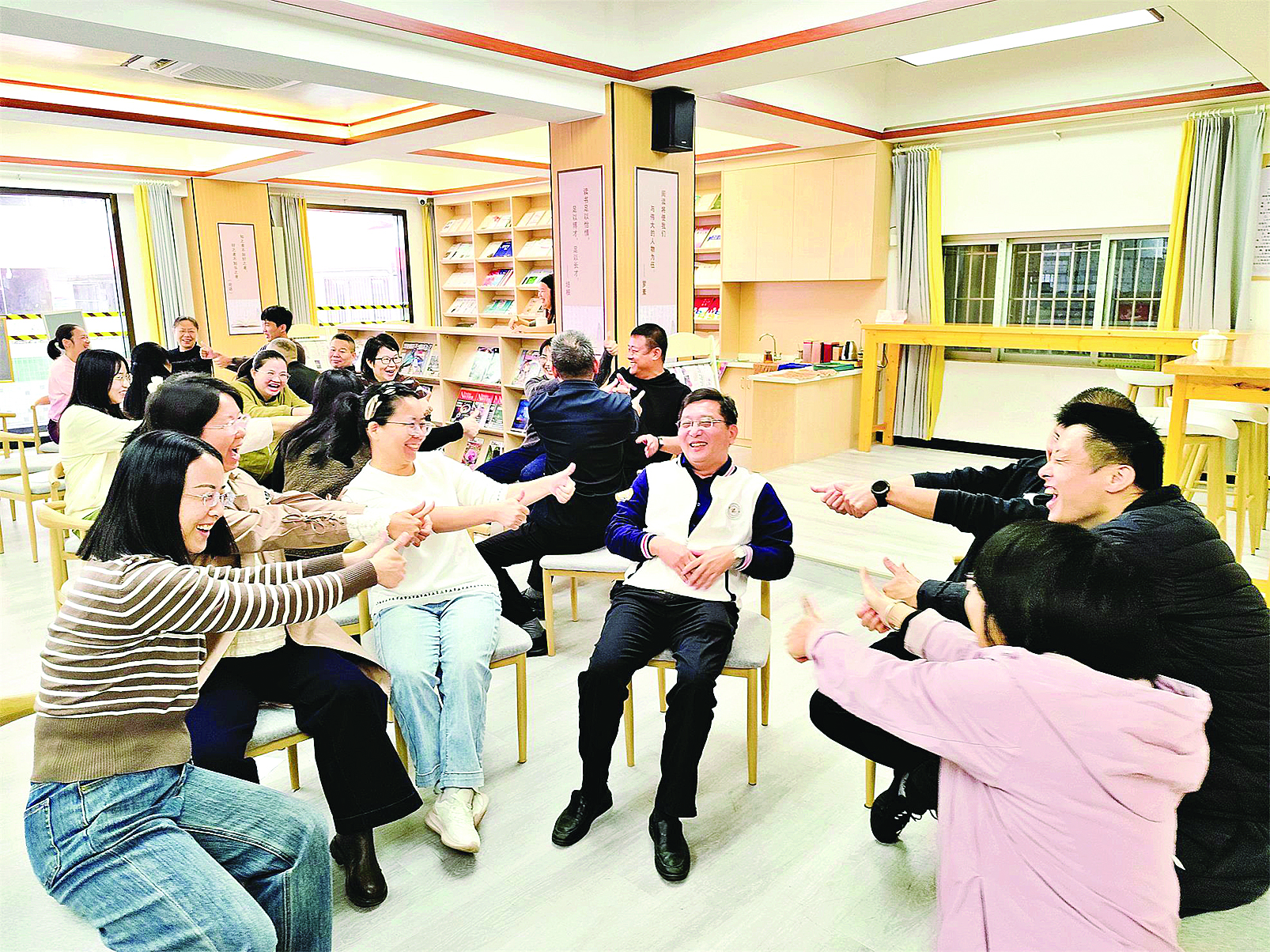     开展教师心理辅导活动。