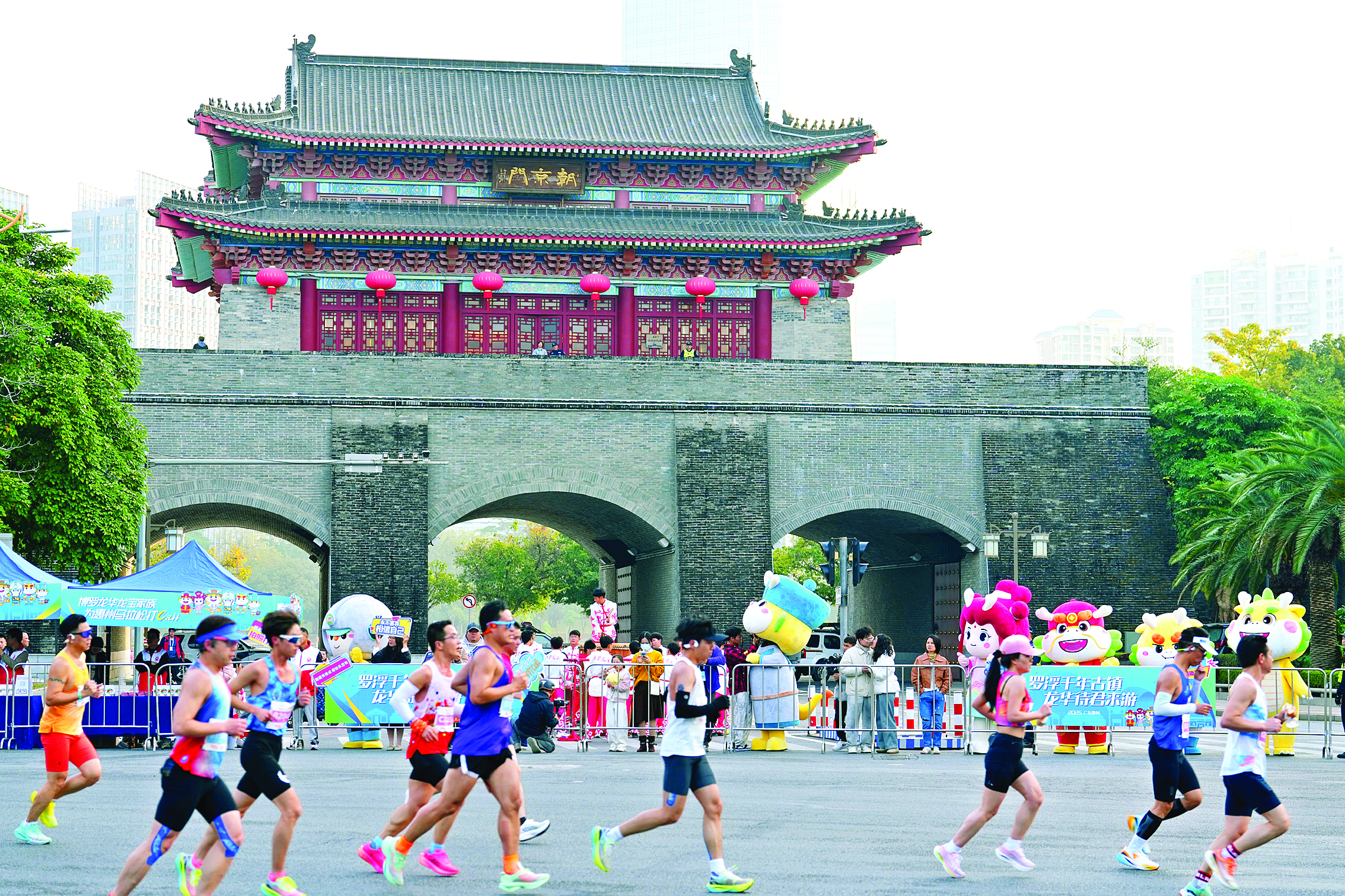     龙华大鼓表演团队亮相惠州马拉松。龙华镇供图