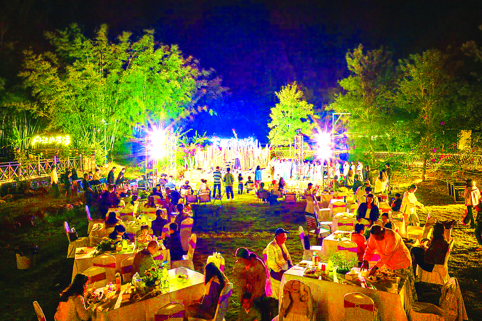     人们在博罗民宿搞团建。惠州日报记者李燕文 摄