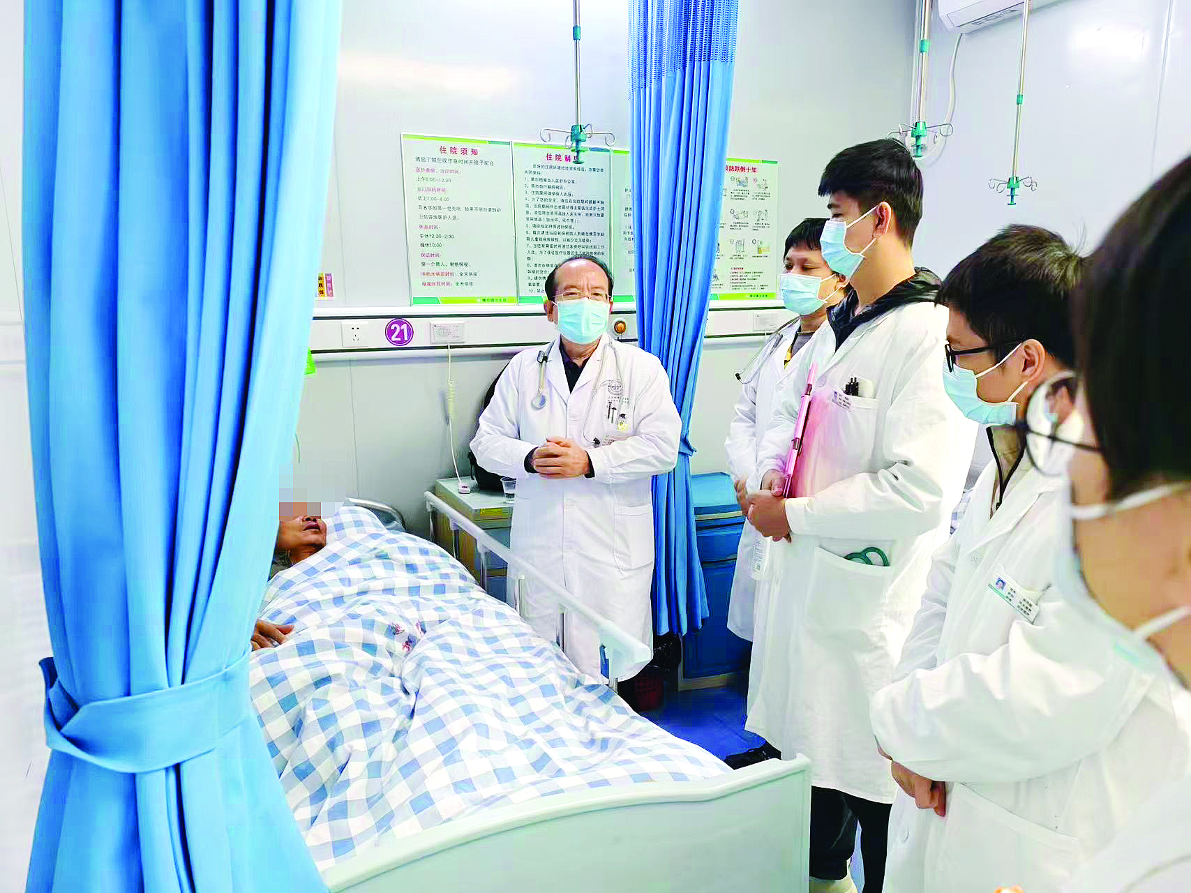     王国标（左一）在乡镇卫生院查房并带教。受访者供图