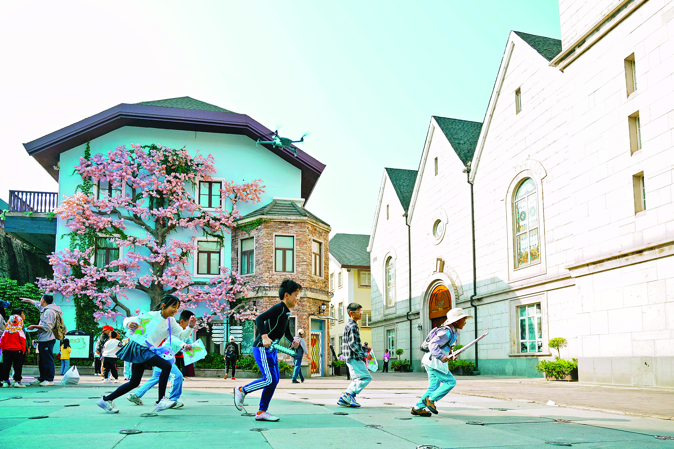     五矿·哈施塔特小镇亲子定向运动会，参赛者沿着定向路线感受异域风情。