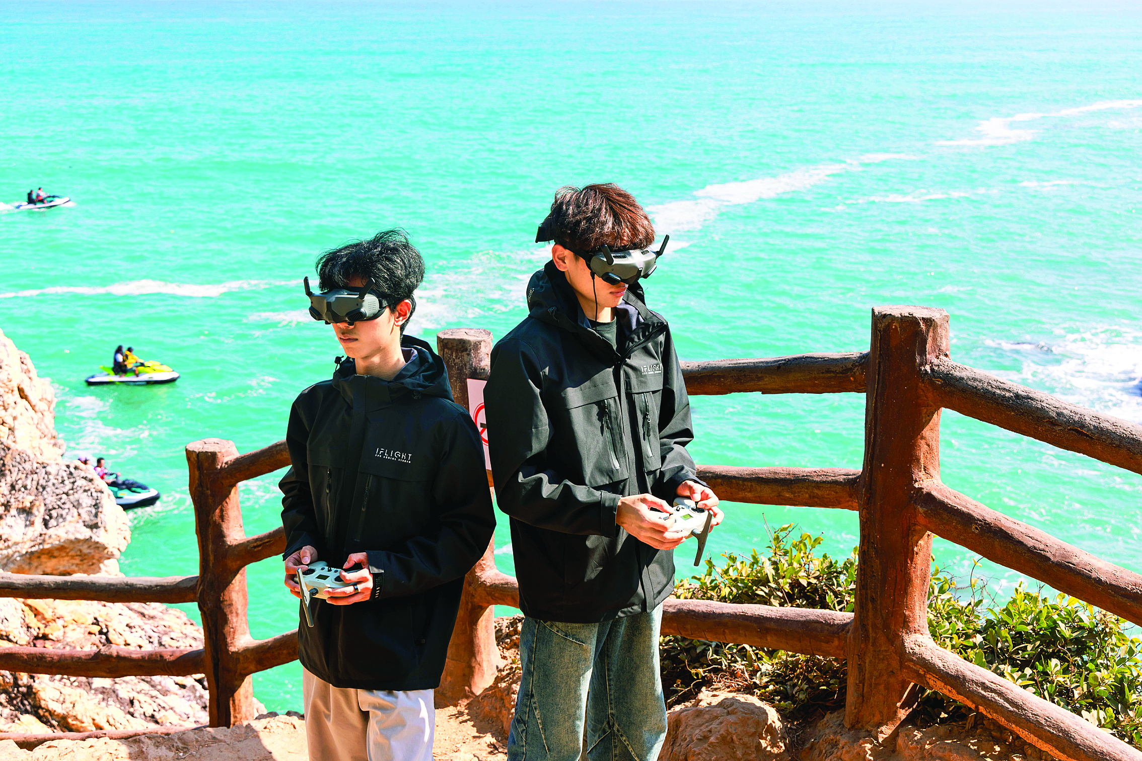     通过操纵穿越机，刘展霖（左）不仅感受到速度与激情，还看到了惠州优美的山水风光。本组图片 由受访者提供