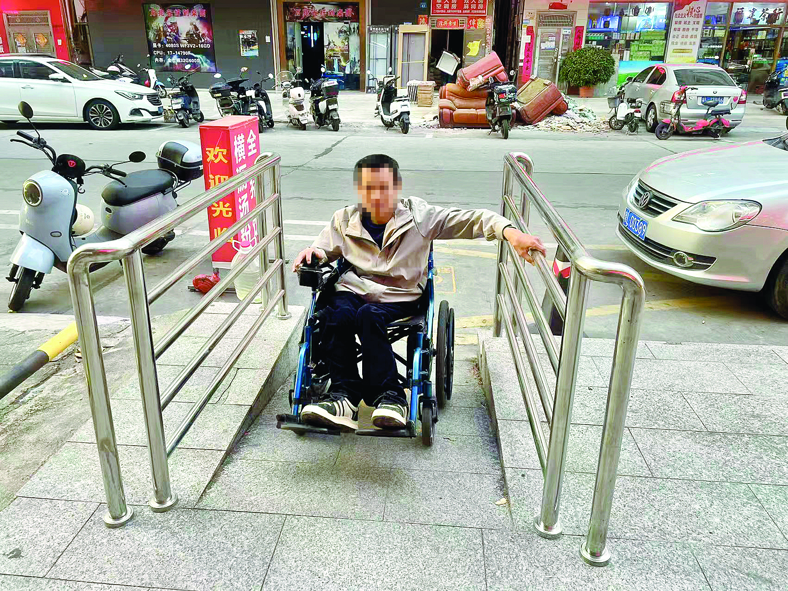     有了扶手，特殊群体出行更方便。