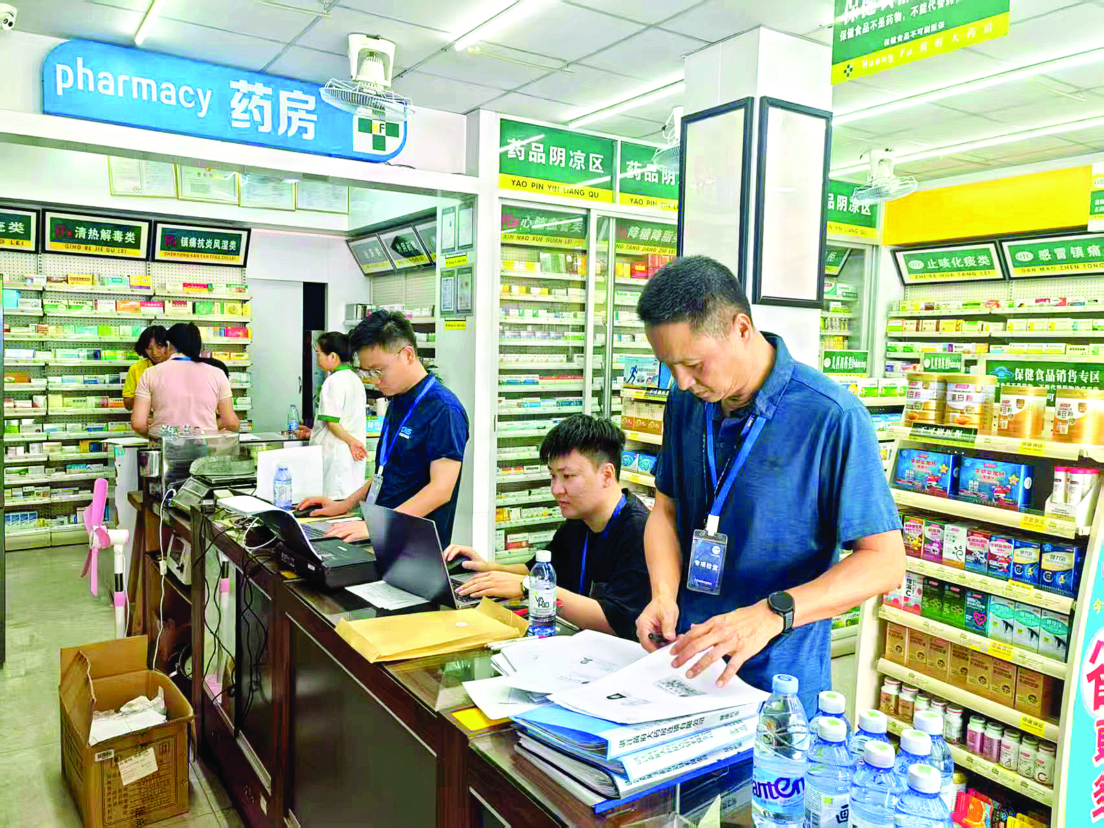     市医保局对医保定点零售药店开展专项检查。