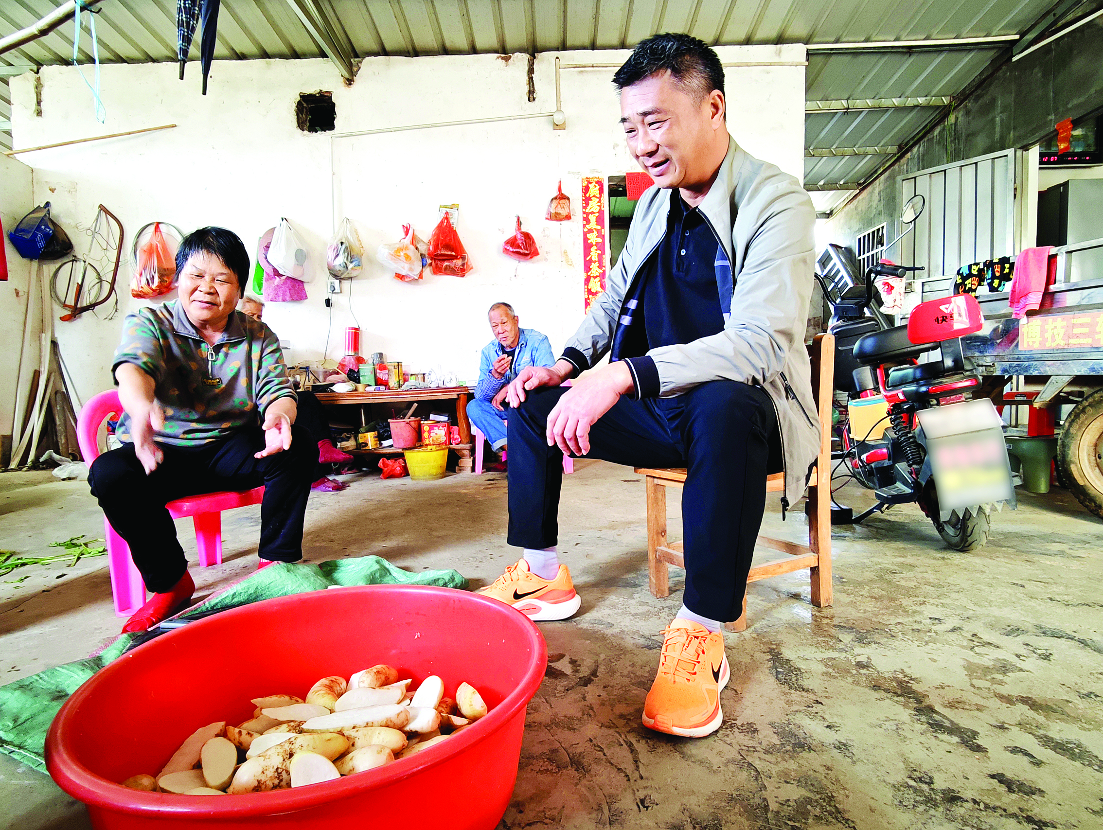     张伟雄（右一）与村民交流。