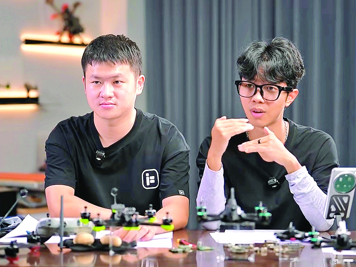     刘展霖（右）和同事线上直播。