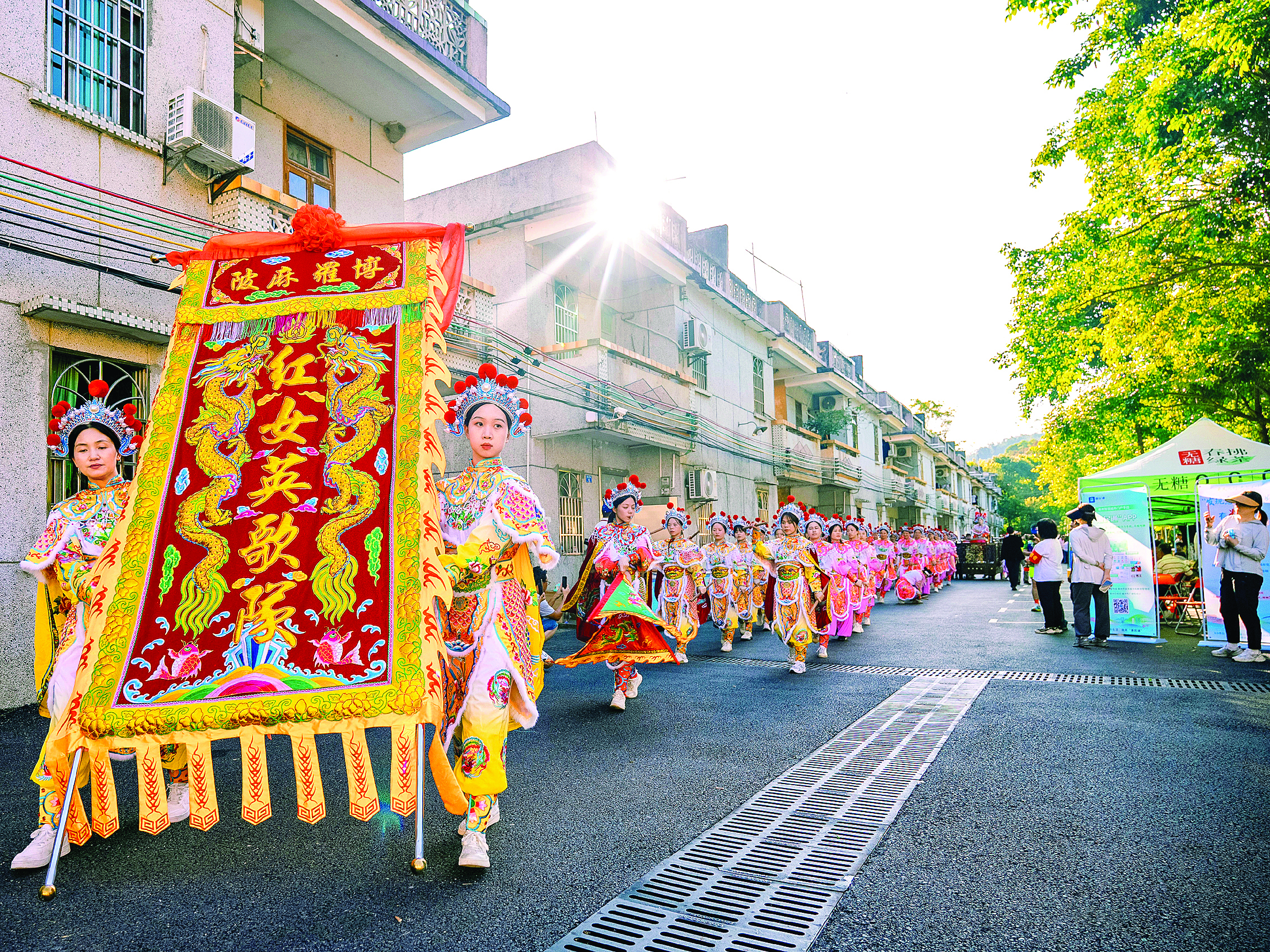     麻陂镇红女英歌队精彩表演彰显文旅魅力。