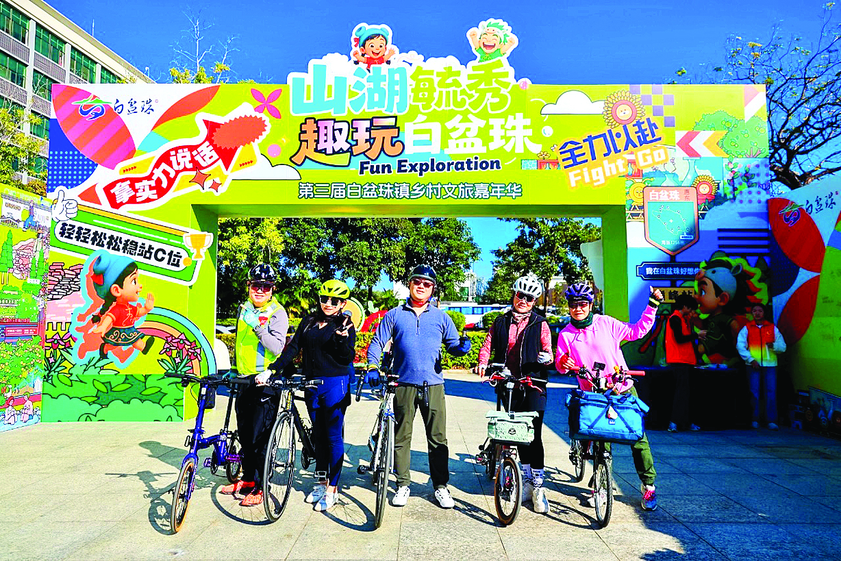     骑行运动吸引众多爱好者参加。