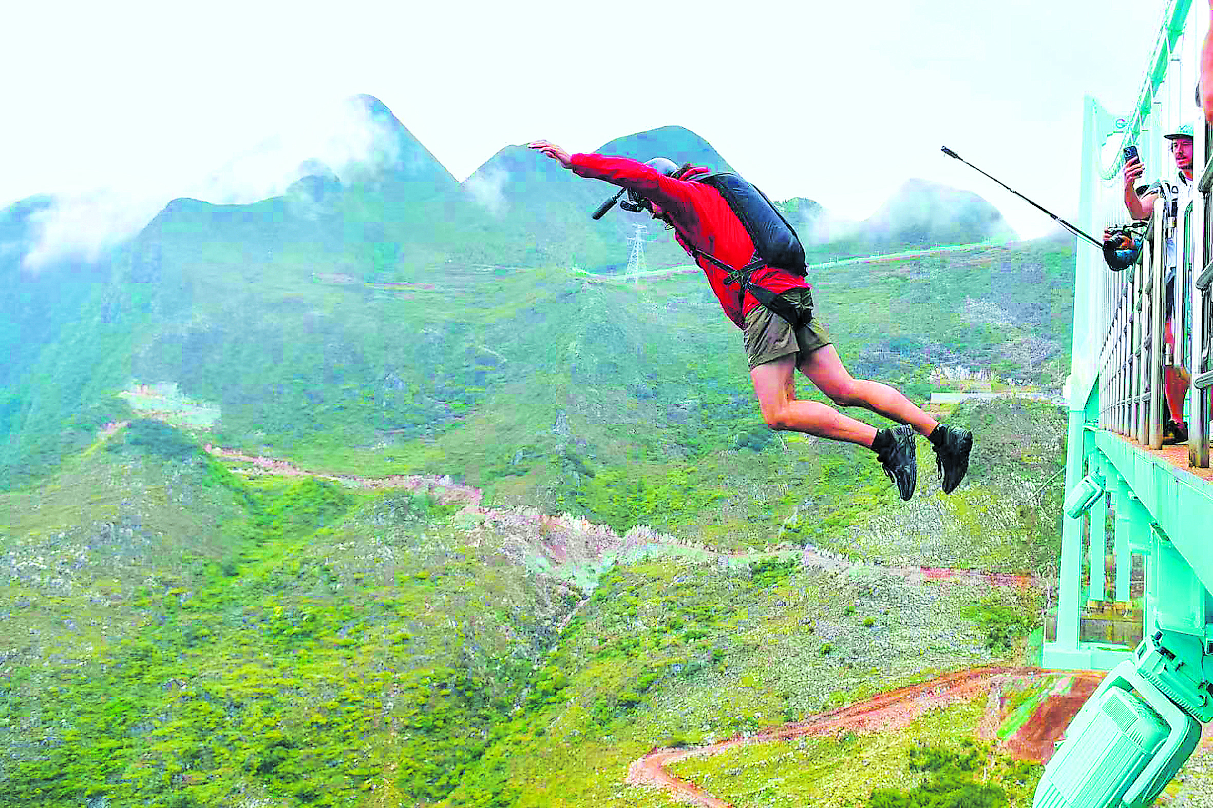 <p>    “赛动黔景”2025高桥跳伞国际邀请赛在花江峡谷大桥举行。    冯四方 摄</p>