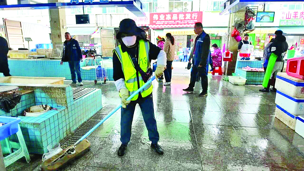     工作人员在平山街道华侨城农贸市场开展环境整治。    惠州日报记者蔡伟健 通讯员马观英 张海宏 摄