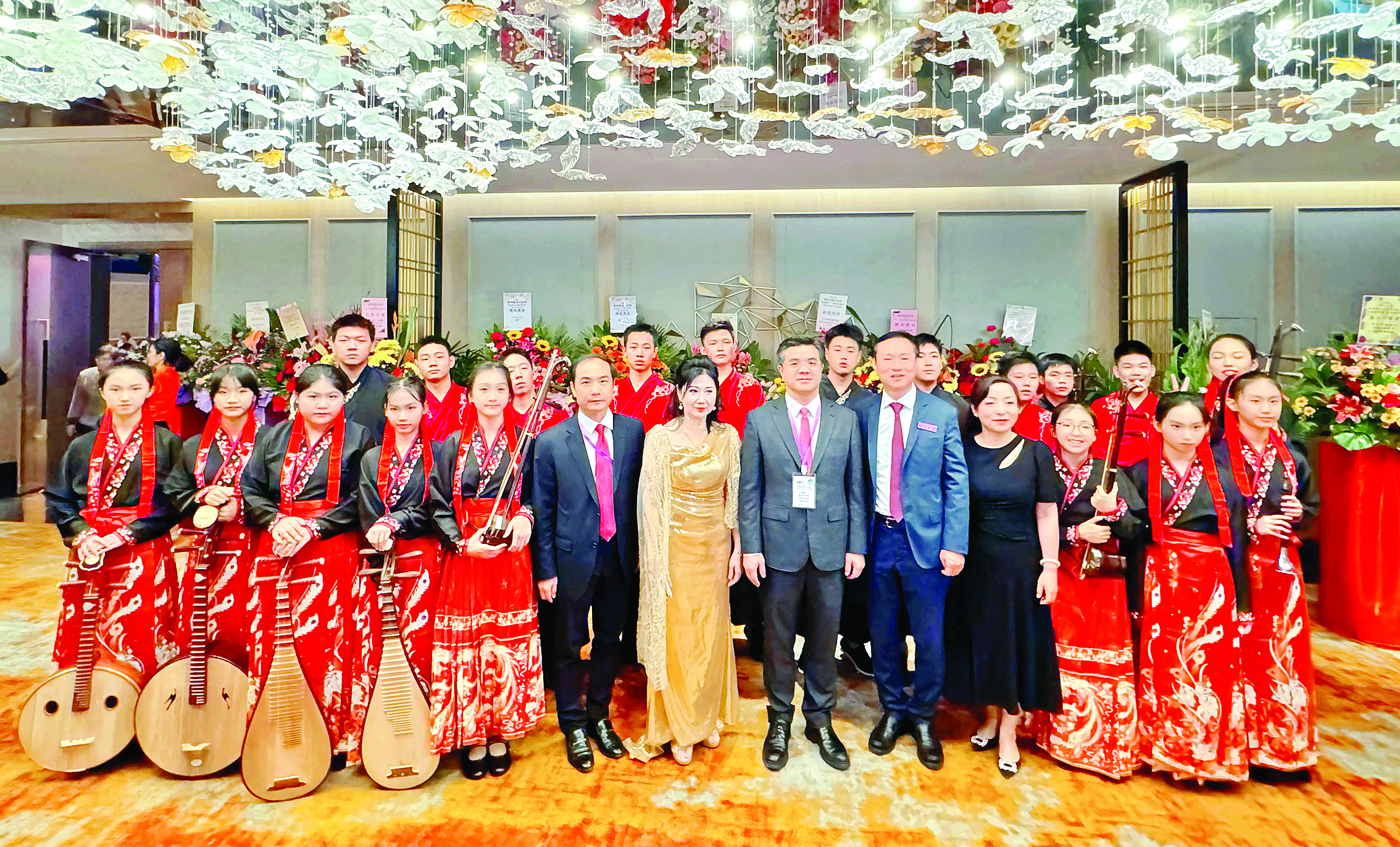     大榕树民乐团作为广东省优秀学校民族乐团之一，受邀赴新加坡等地交流演出。