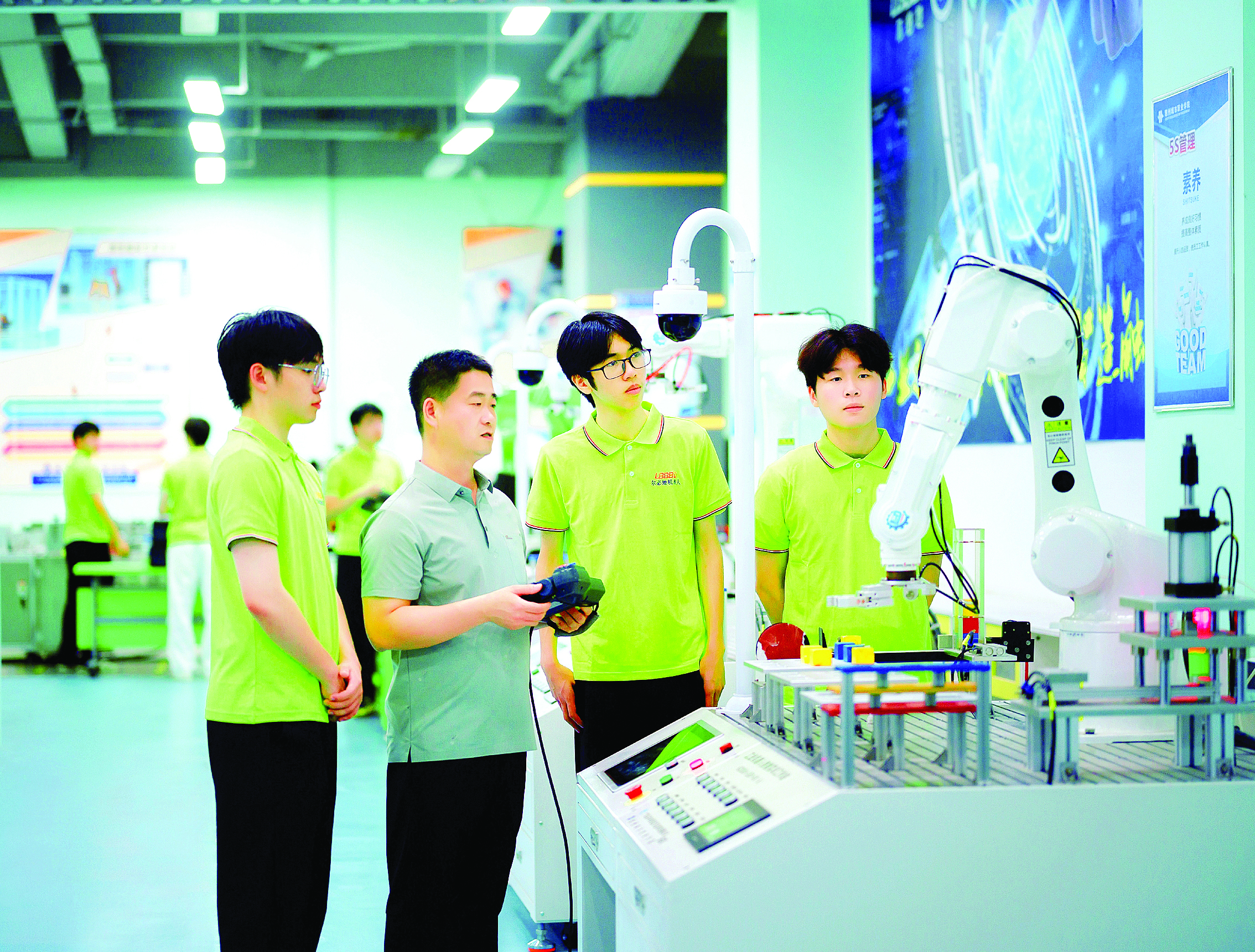     多措并举培养高素质技术技能人才。