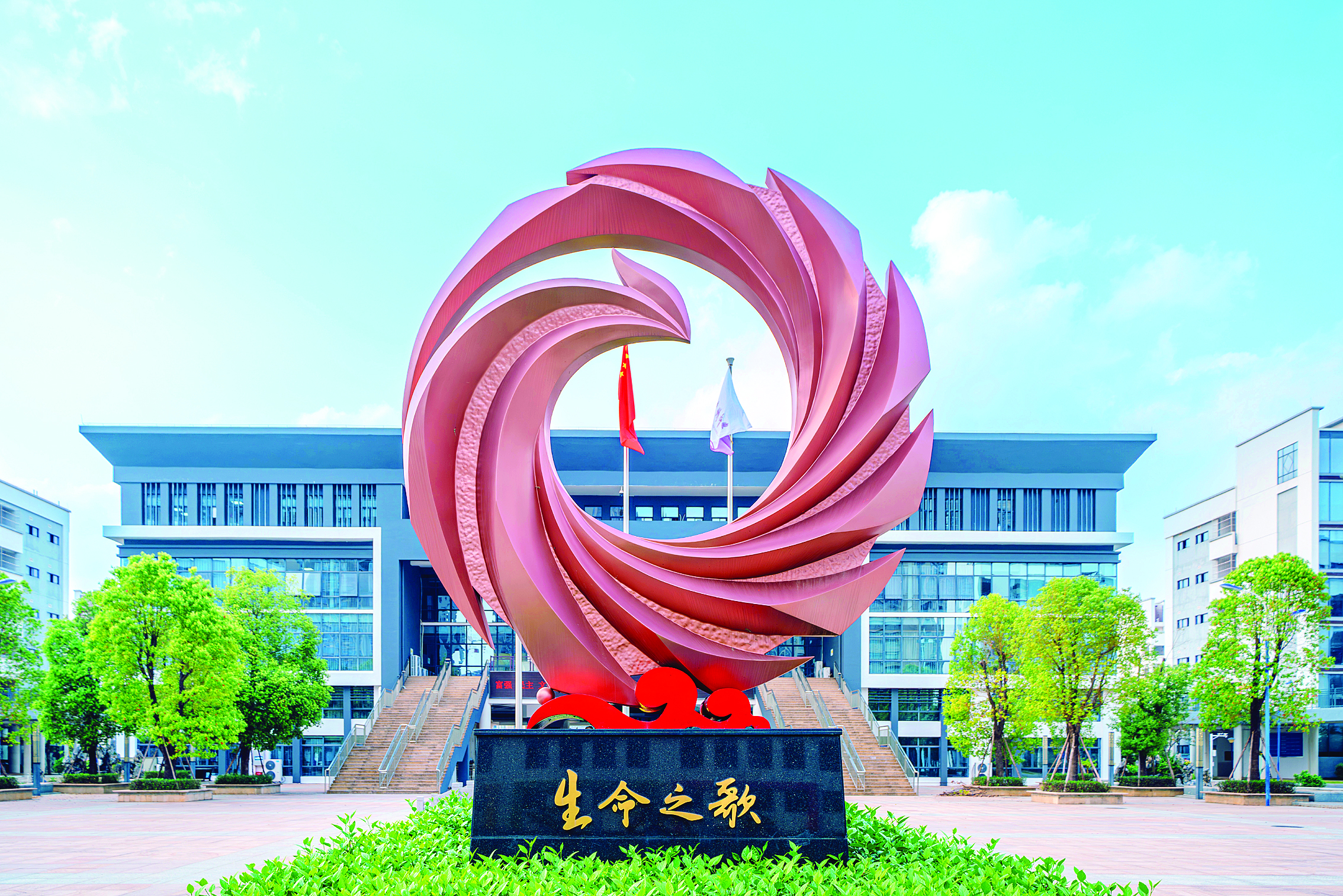     踏入惠州中学的校园，浓郁的书香气息与前沿的科技氛围扑面而来。