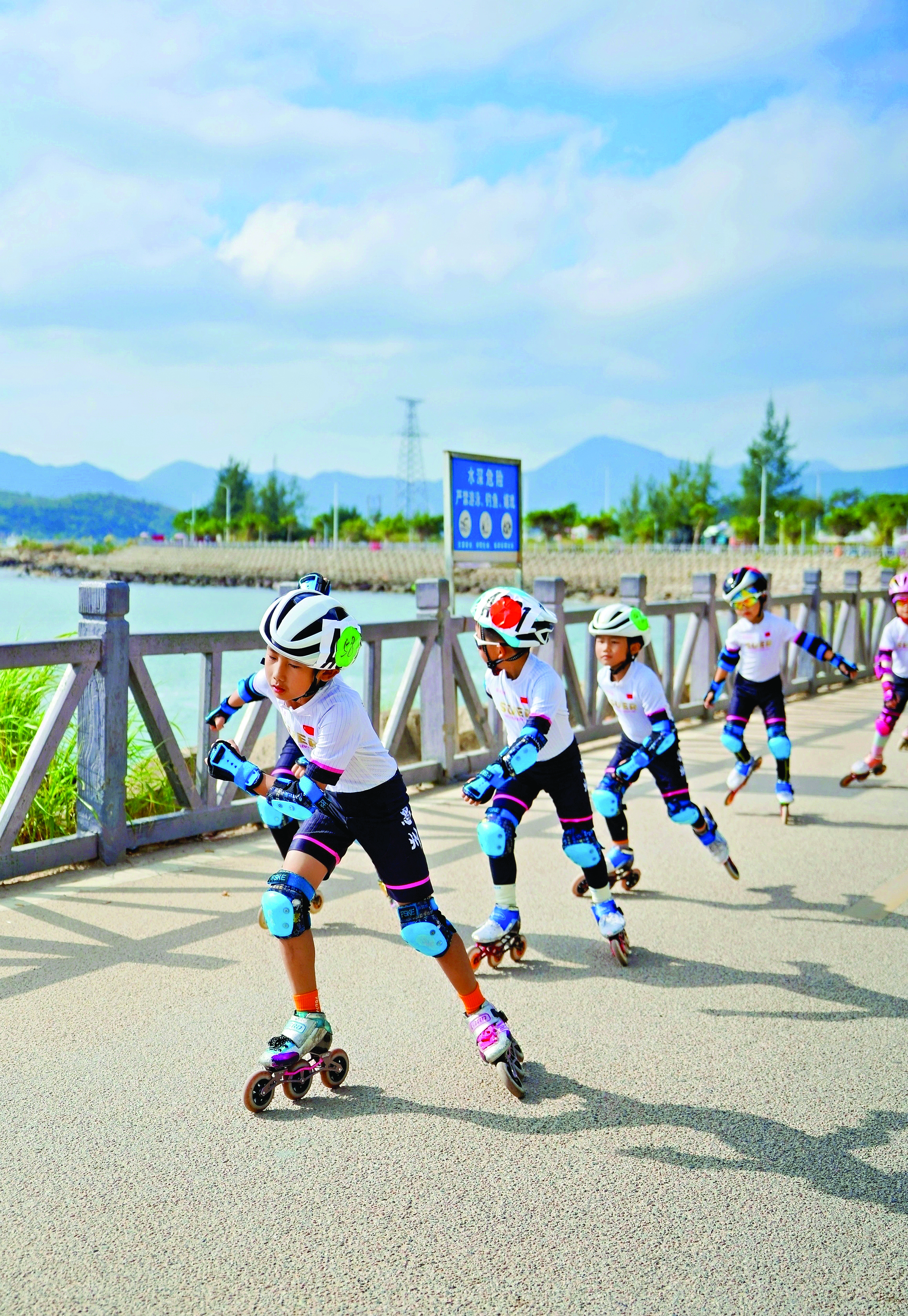     孩子们在衙前绿道参加轮滑比赛。惠州日报记者曾静妍 摄