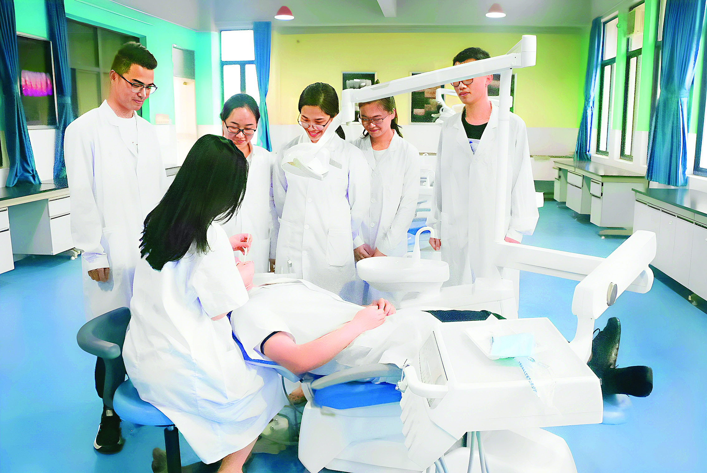     学生参加技术实训操作。