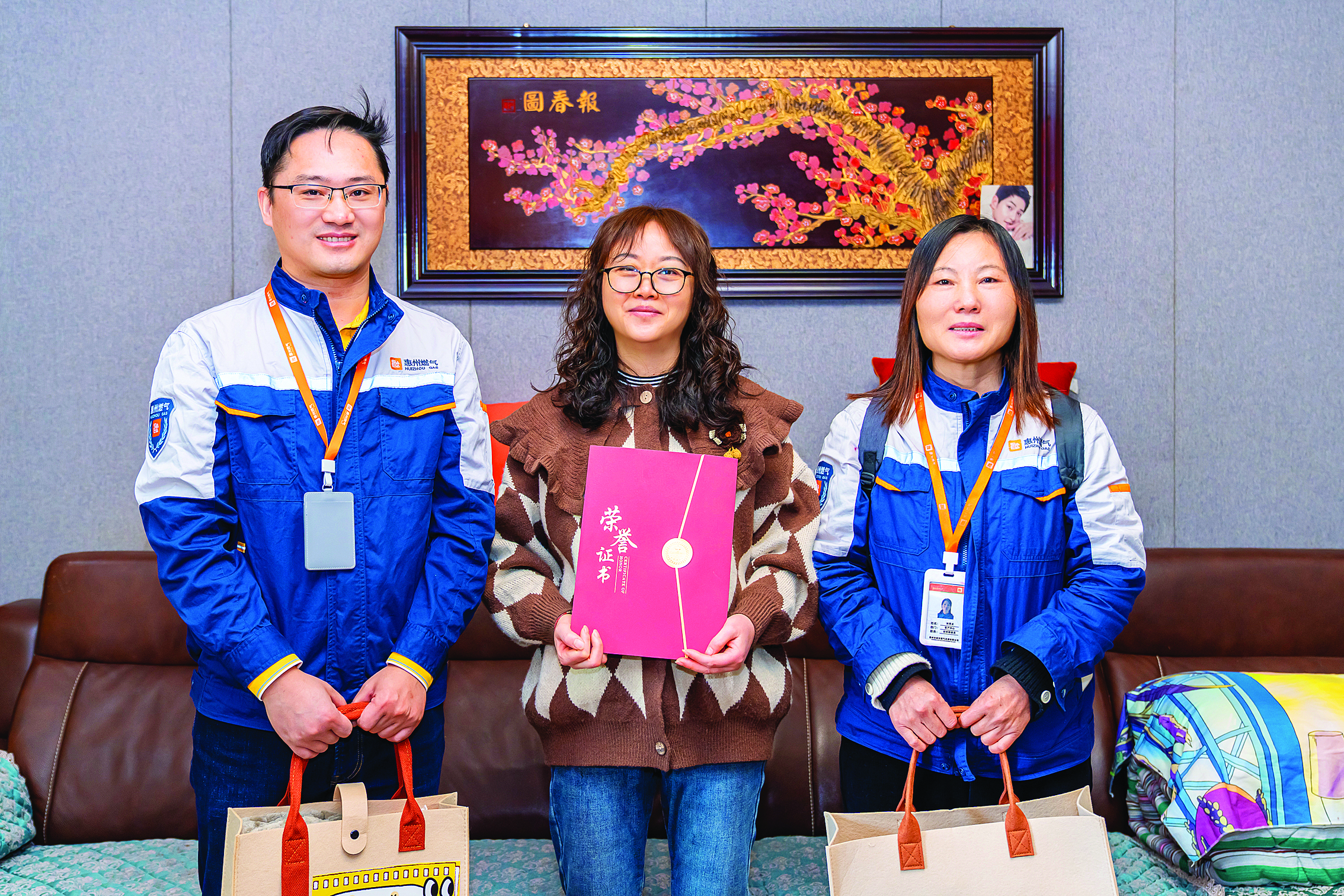     长期自觉配合安检、养成良好用气习惯的家庭获得表彰。