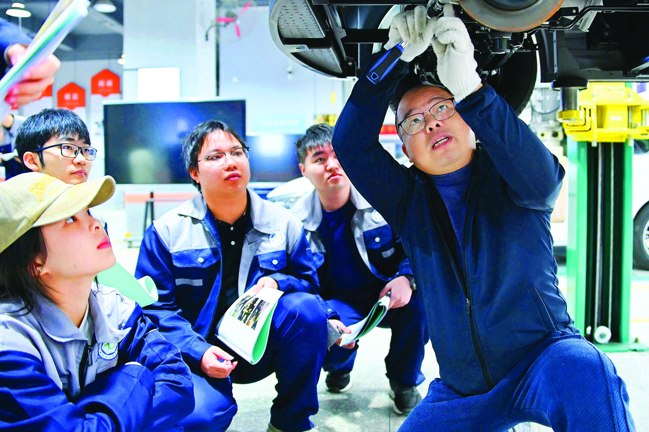     实习实训助力学生技能水平提升。