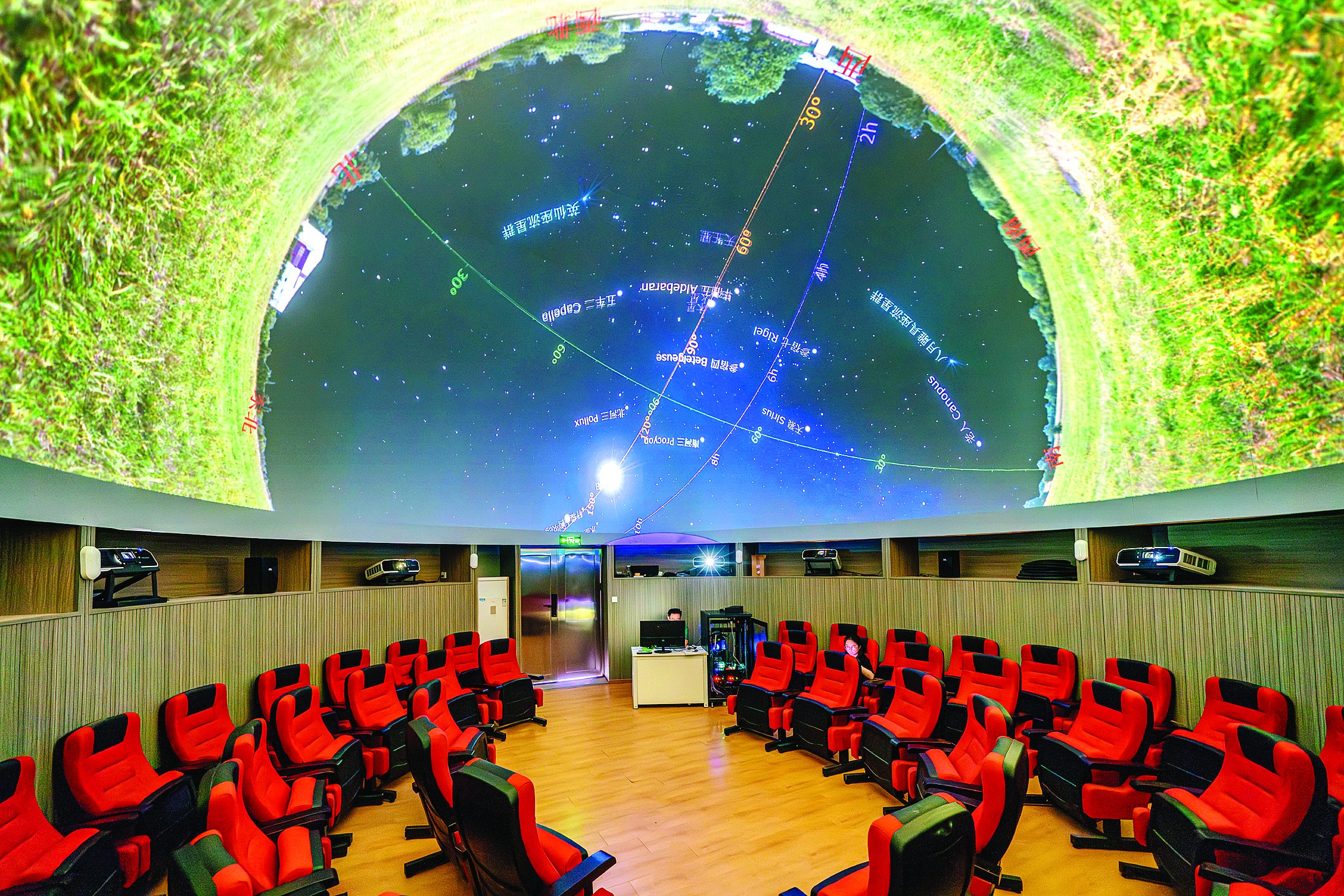     学校天象馆打造沉浸式天文学习空间。