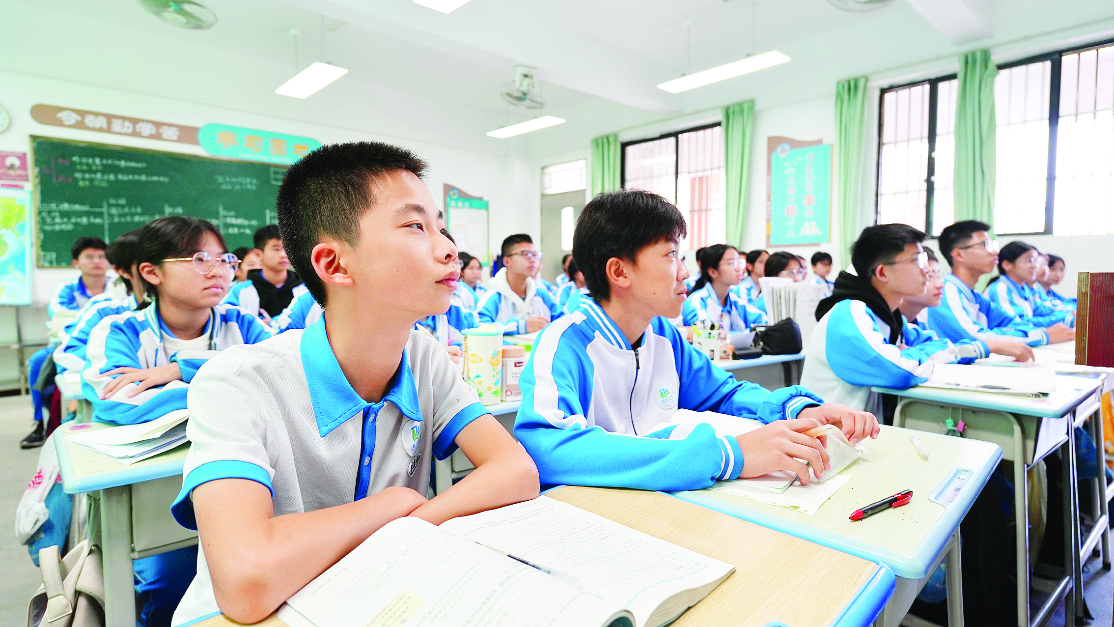     学生在认真上课。惠州日报记者姜劲宇 摄