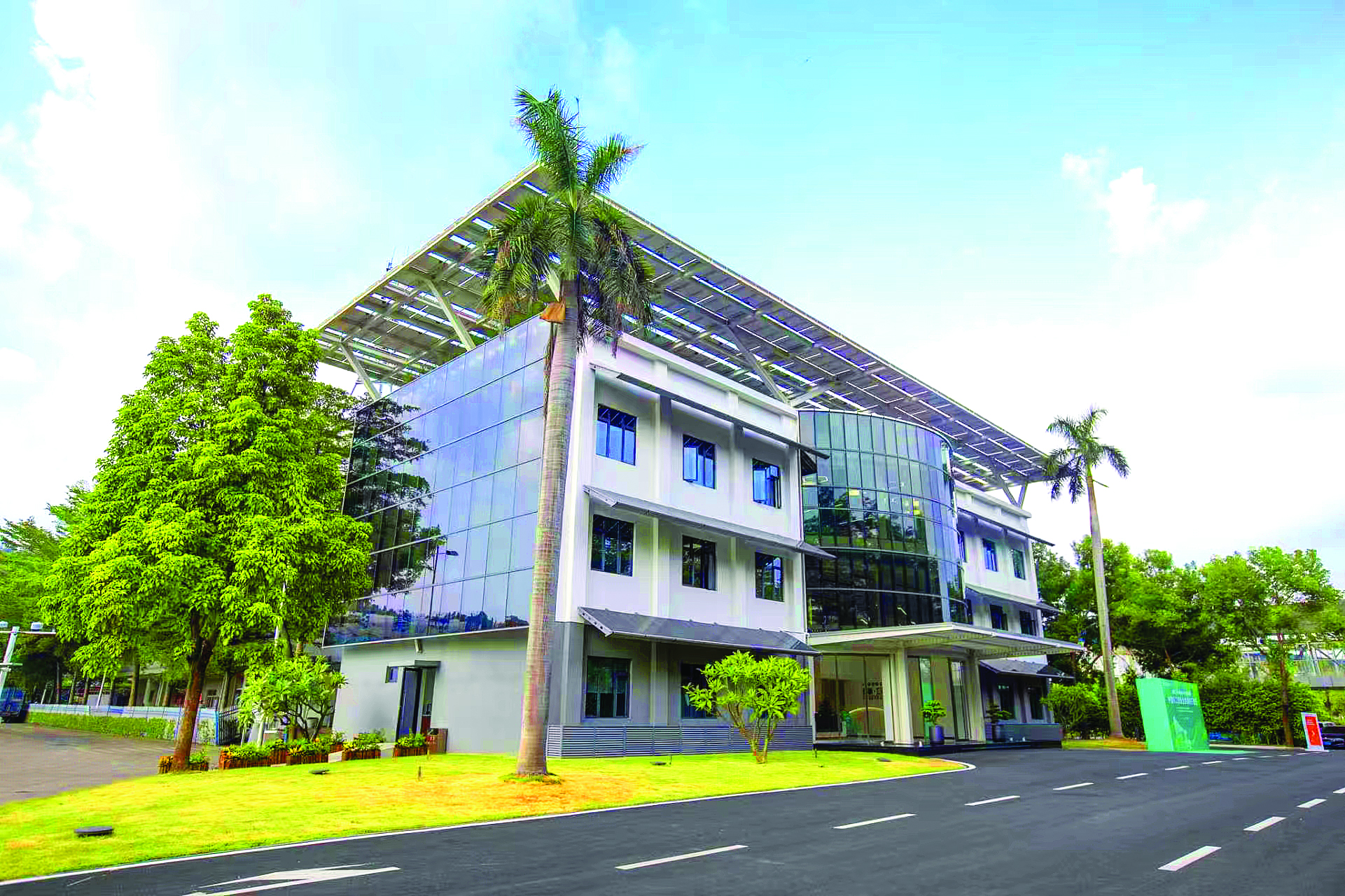     位于惠阳区的中建科工绿色科技有限公司既有建筑零能耗改造办公楼。