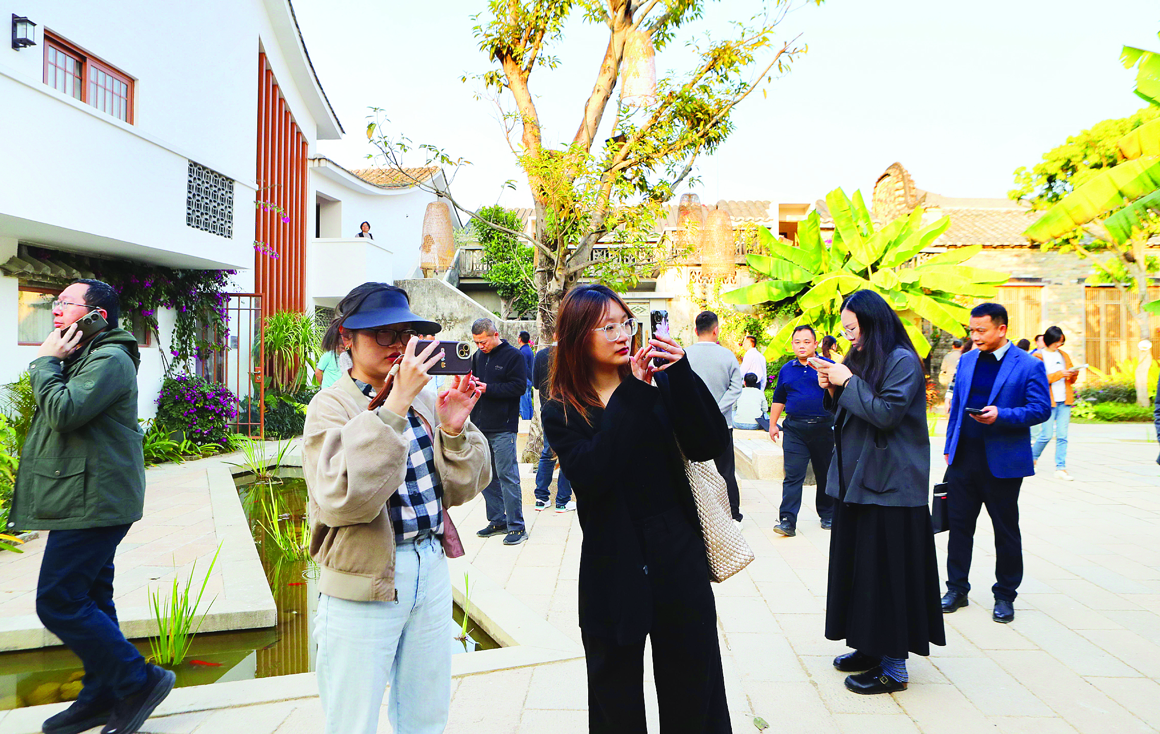     新闻工作者在龙门县龙华镇长滩村拍摄打卡。